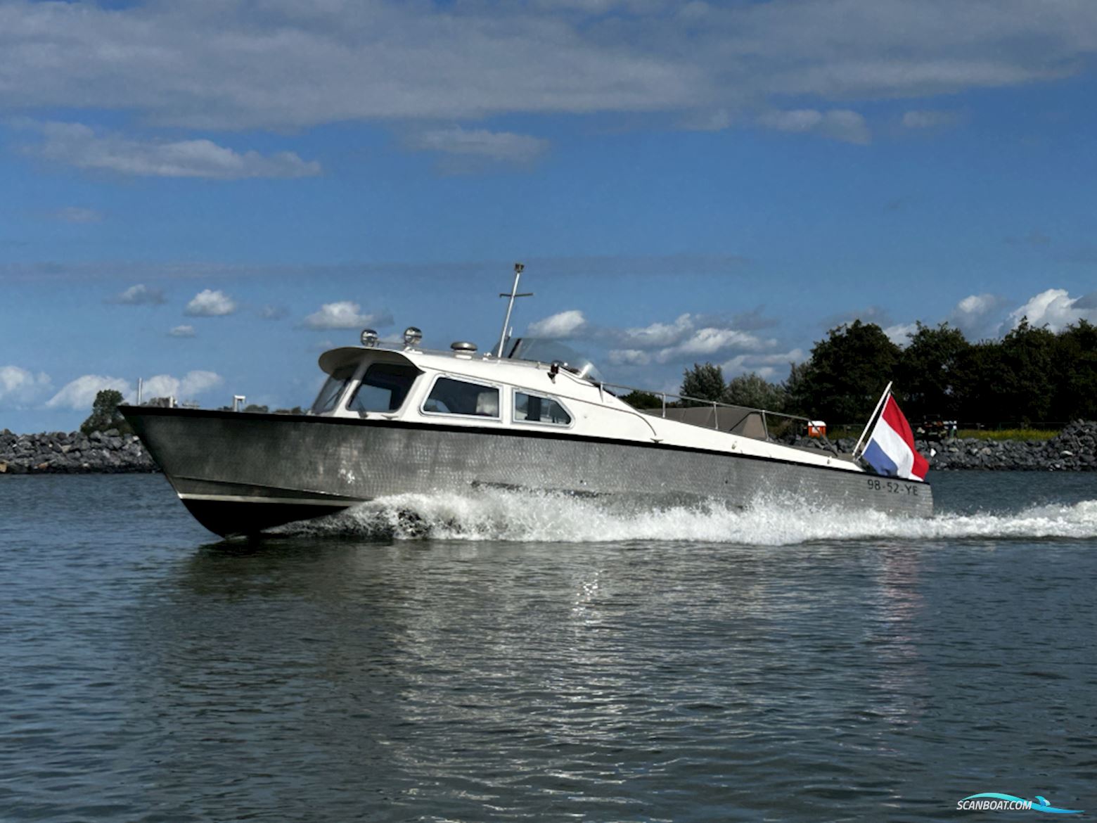 Patrouille Vaartuig 1100 Met Ruim Zonnedek!