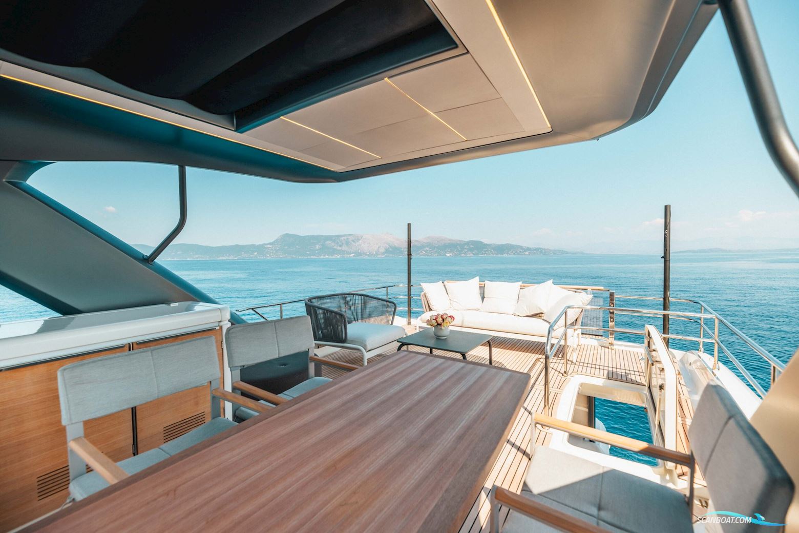 Prestige 690 flybridge
