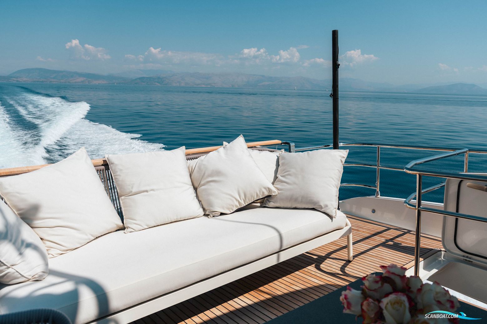 Prestige 690 flybridge