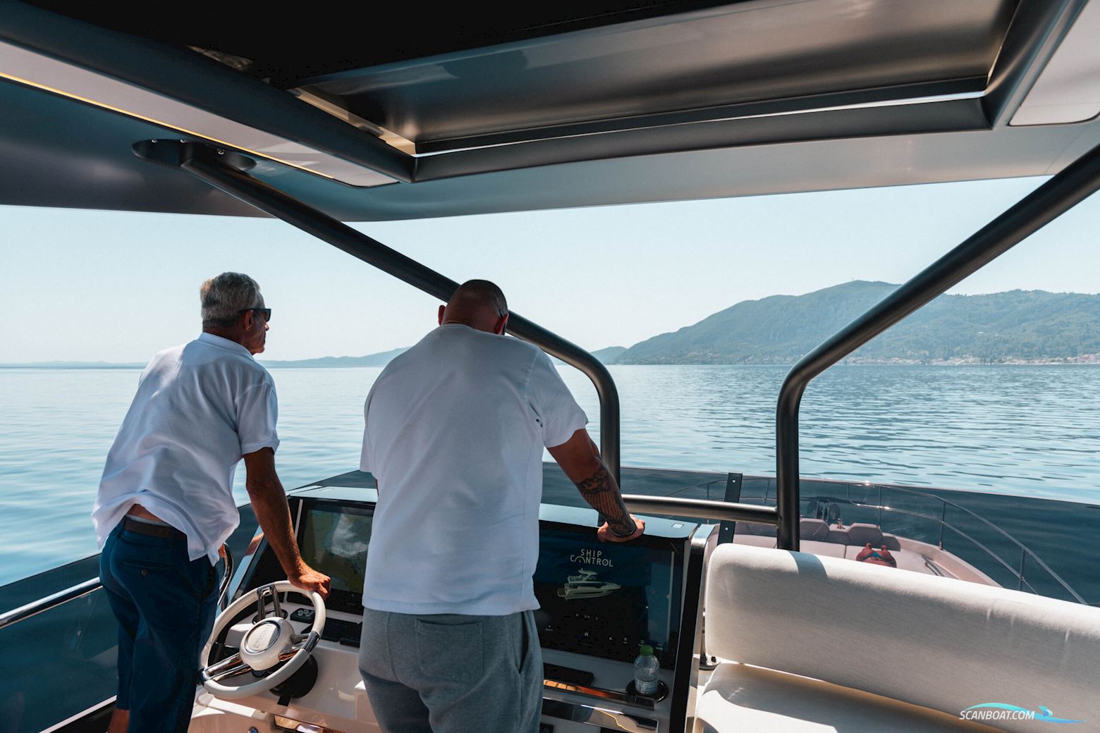 Prestige 690 flybridge