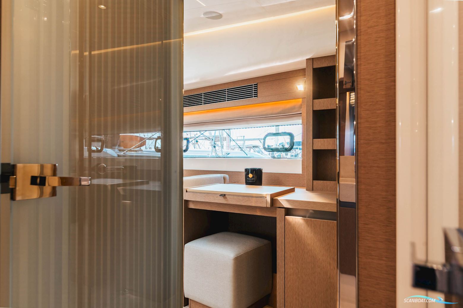 Prestige 690 flybridge