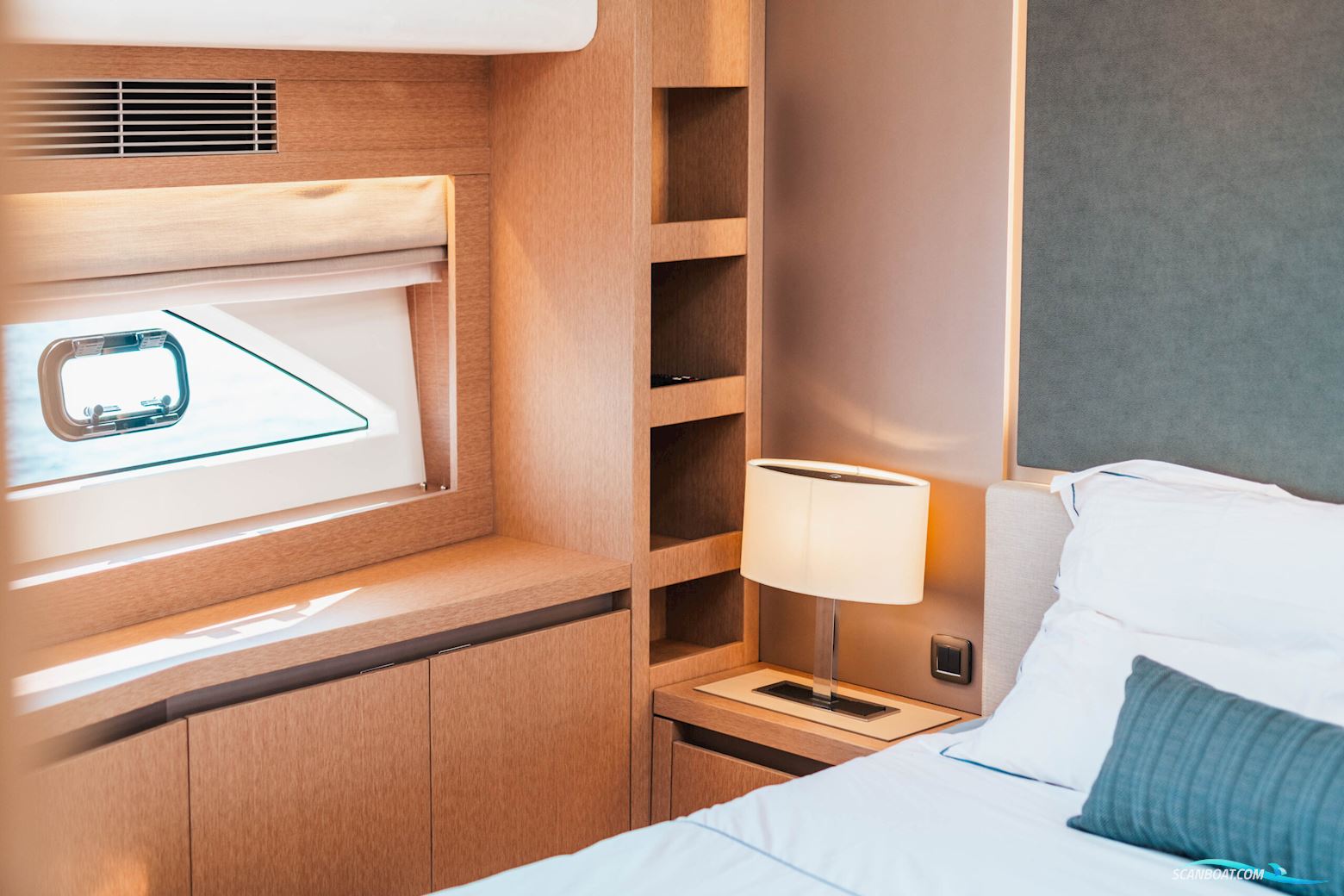 Prestige 690 flybridge