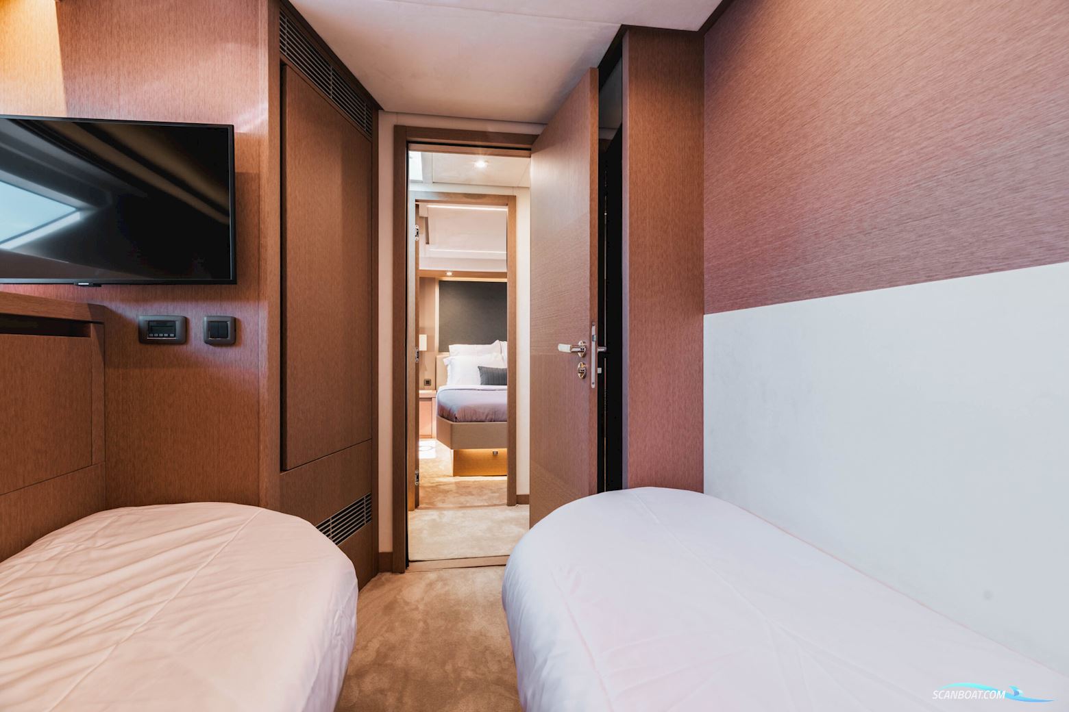 Prestige 690 flybridge