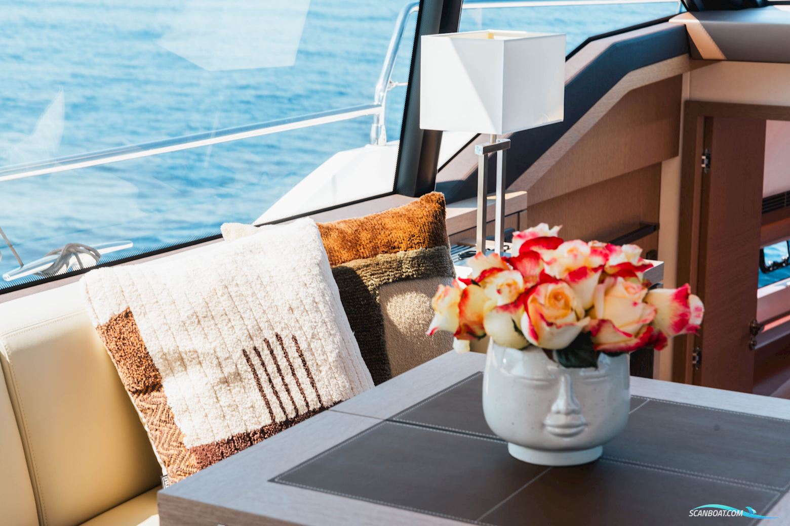 Prestige 690 flybridge