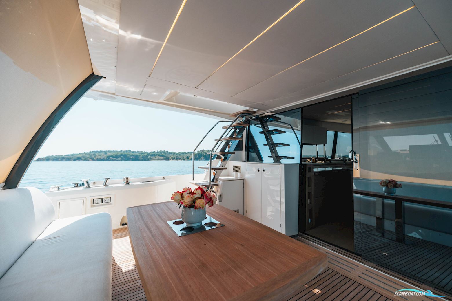 Prestige 690 flybridge