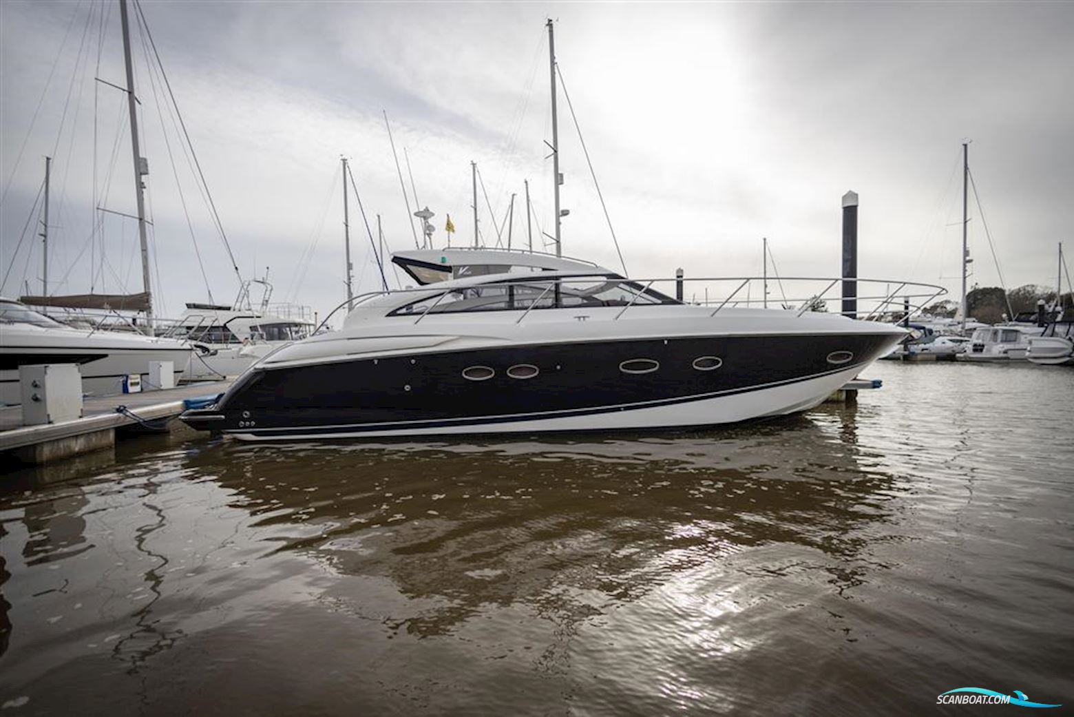 Princess V42 Motorboot 2009, mit 2 x Volvo D6-370 motor, England