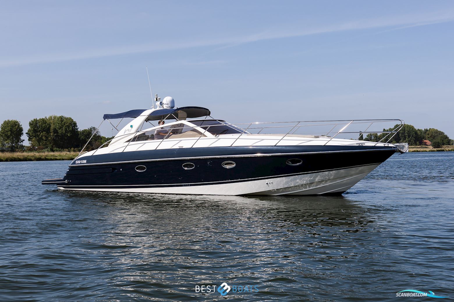 Princess V42 Motorboot 2006, mit Volvo Penta is een Zweeds merk dat wereldwijd bekendstaat om betrouwbare en krachtige scheepsmotoren en aandrijfsystemen. Ze leveren zowel diesel- al motor, Niederlande