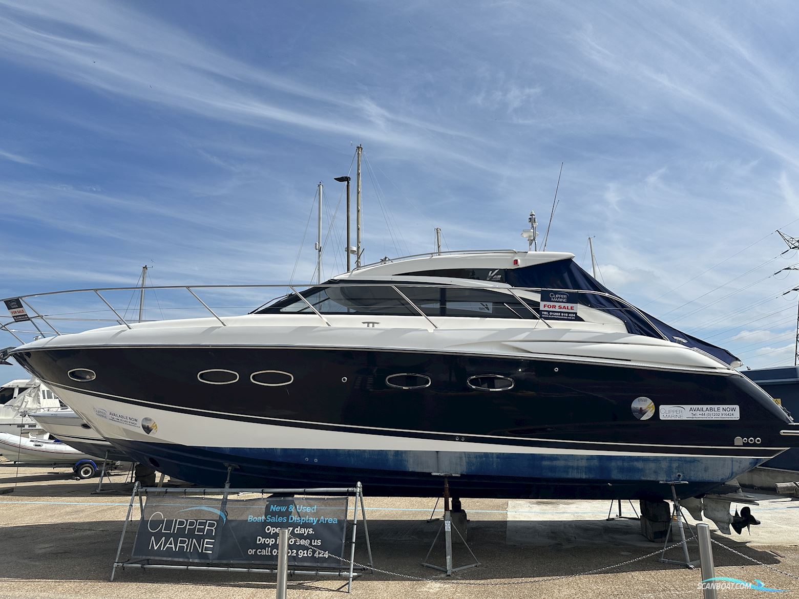 Princess V42 Motorboot 2011, mit Volvo Penta motor, England