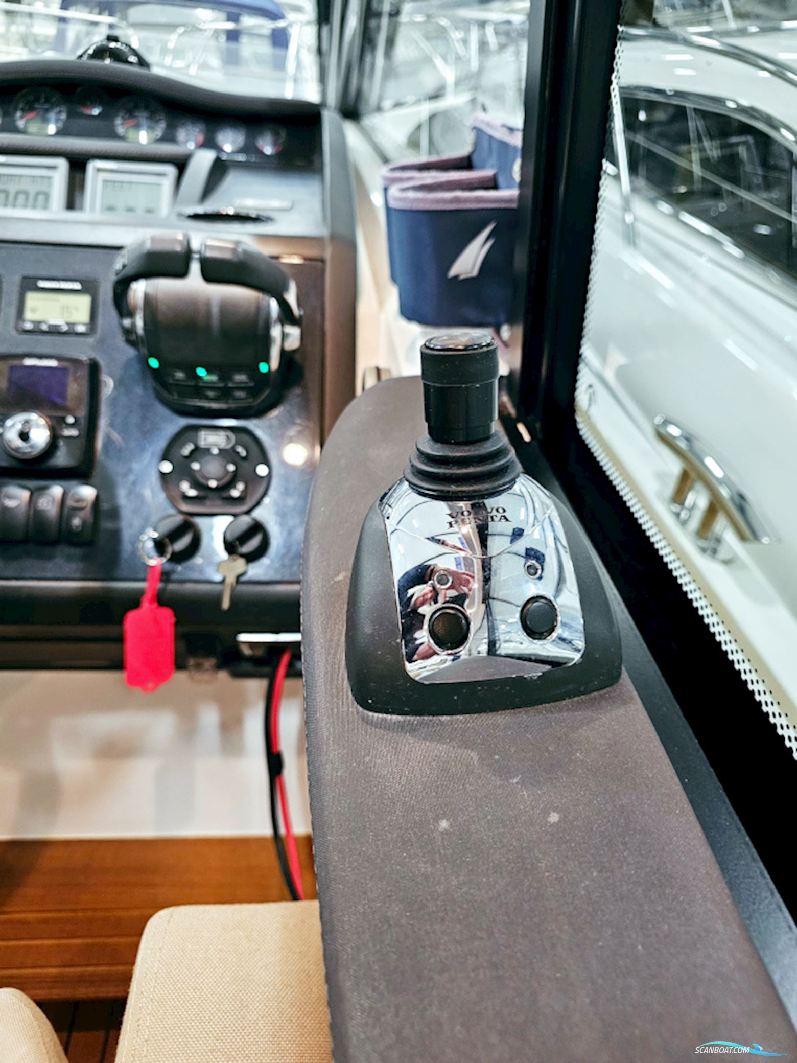 Princess V42 Volvo Penta D6-370 Joystick control