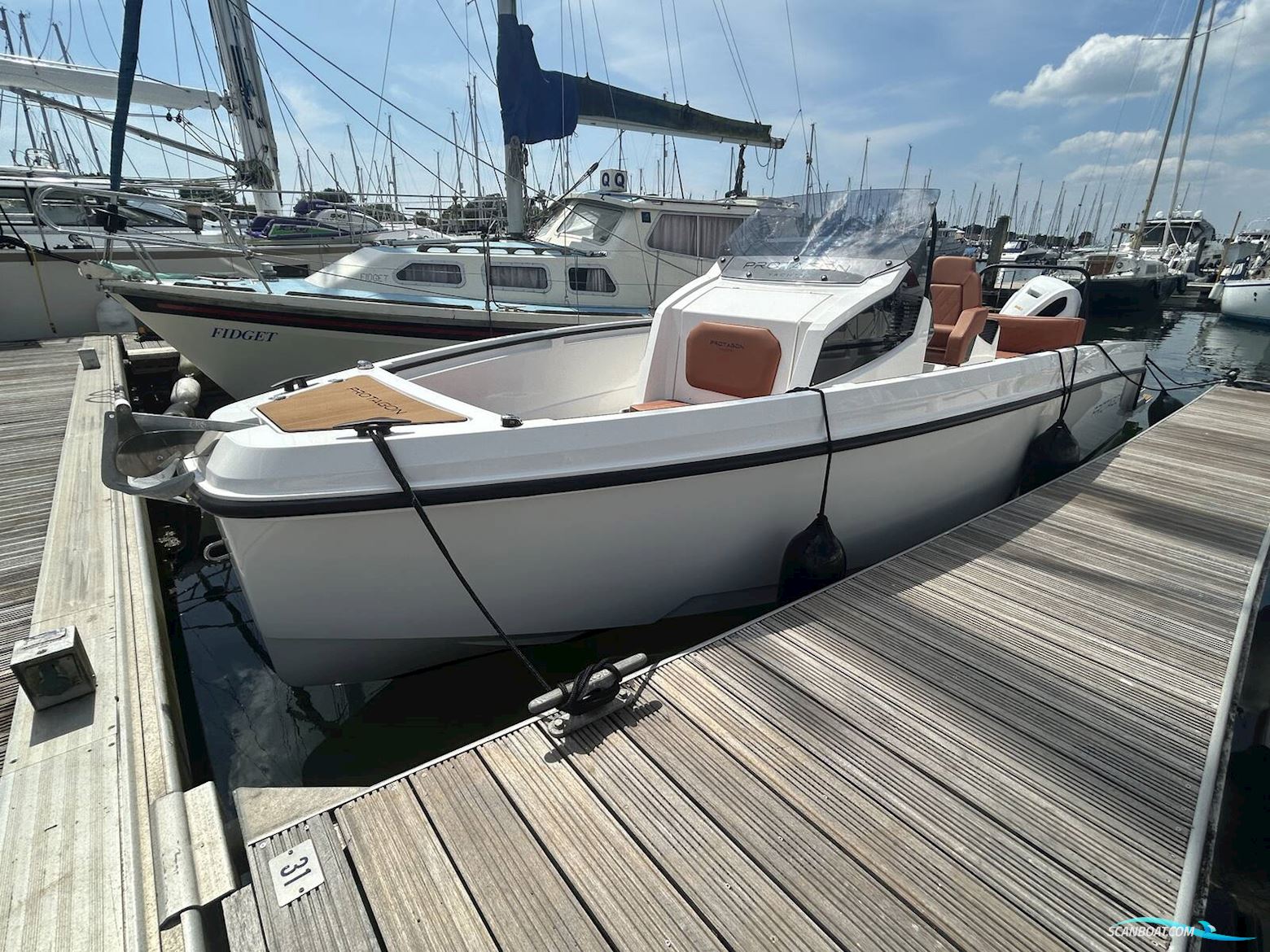 Protagon 25 Space Motorboot 2023, mit Honda BF250 motor, England