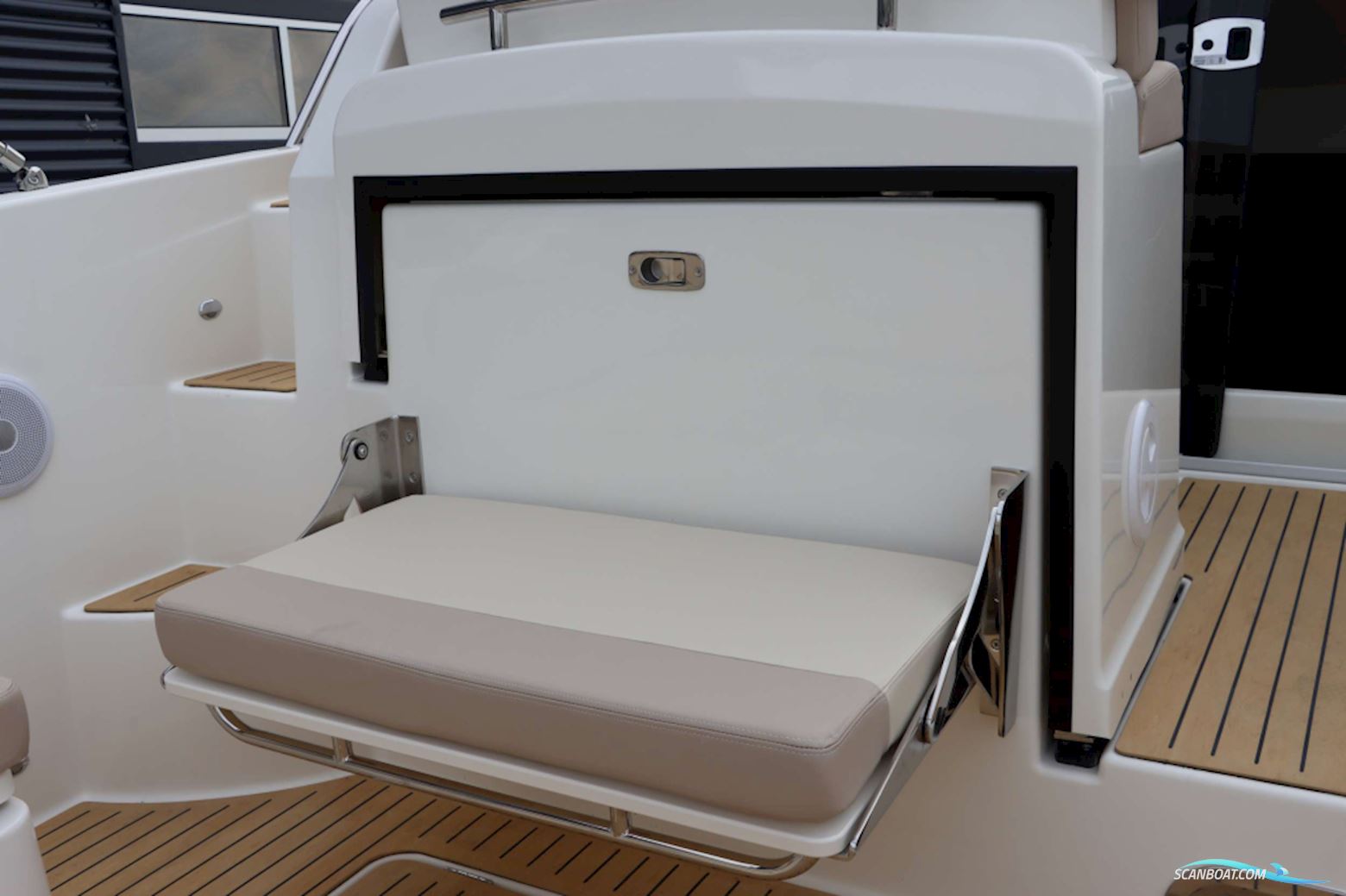 Quicksilver  Activ 875 Sundeck