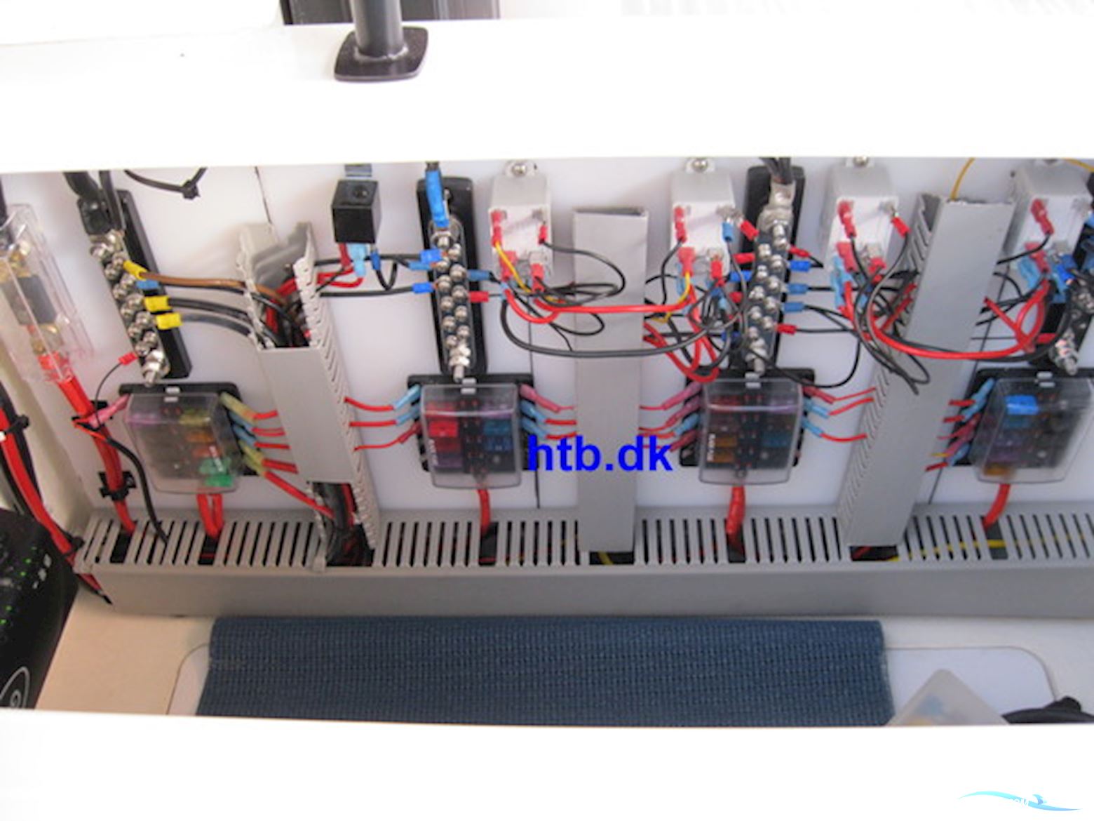 Quicksilver 675 Pilothouse Explorer Edition model m/Mercury F250 hk V8 Verado og Brenderup trailer - NU NEDSAT KR. 200.000,- !