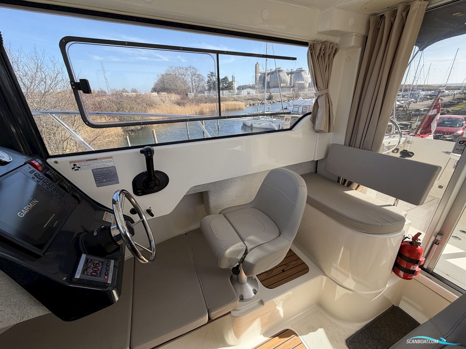 Quicksilver 675 Pilothouse