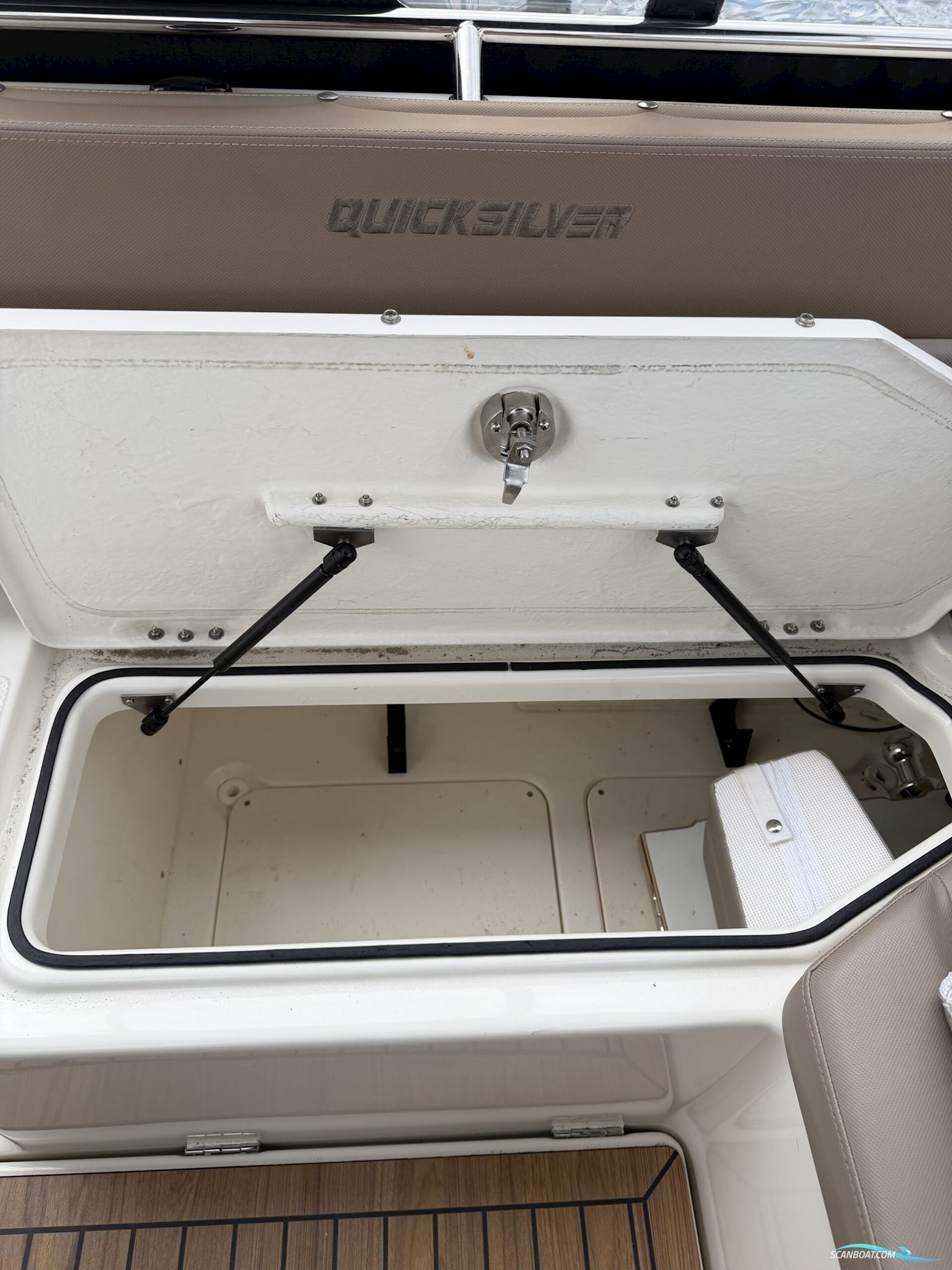 Quicksilver 755 Activ Cruiser, Nedsat