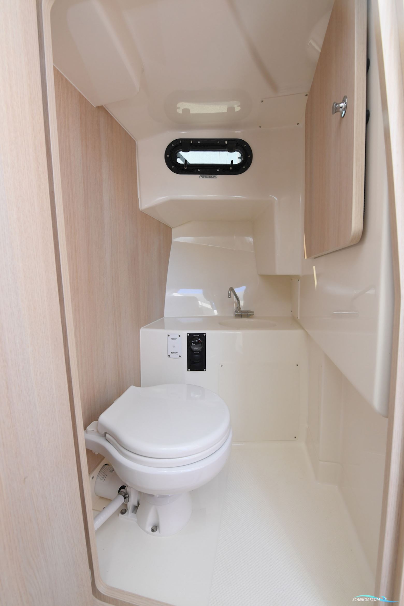 Quicksilver 805 Pilothouse