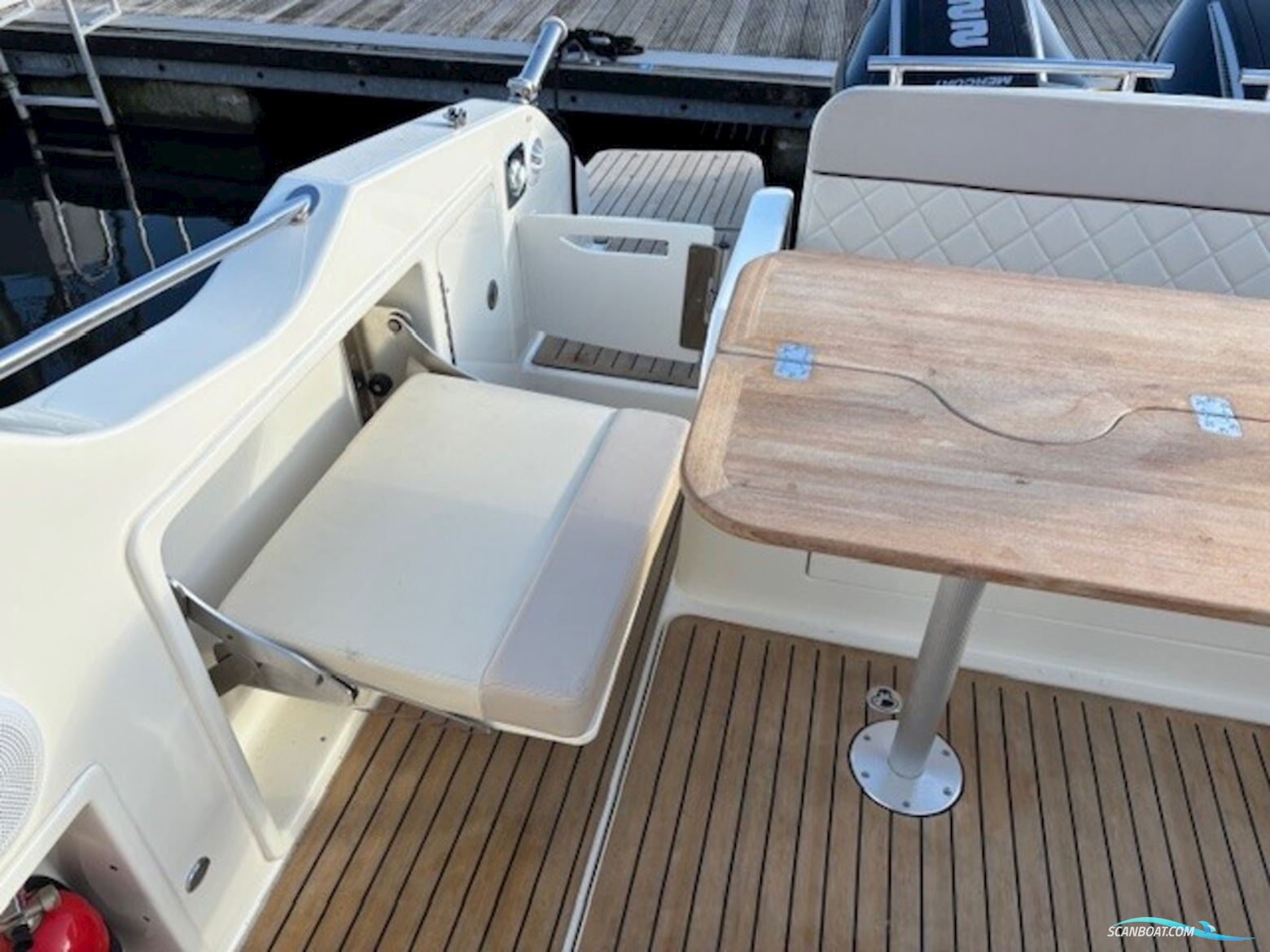 Quicksilver 875 Sundeck Active