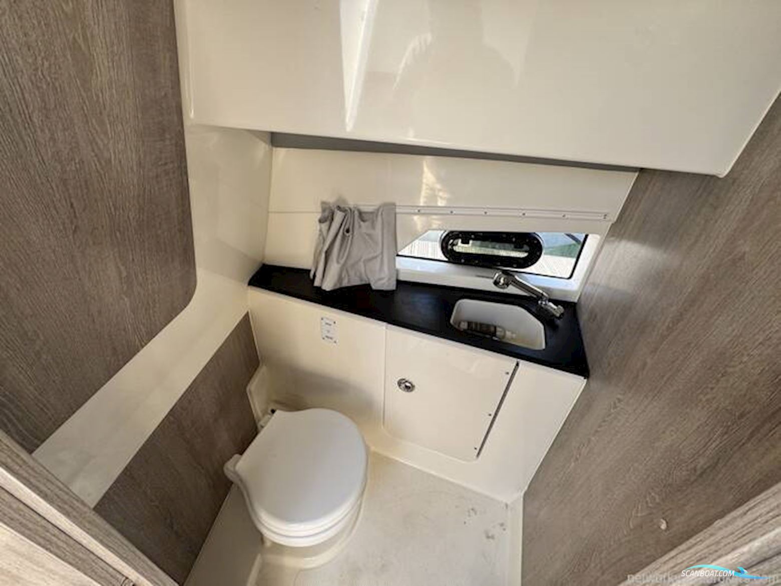 Quicksilver 875 Sundeck