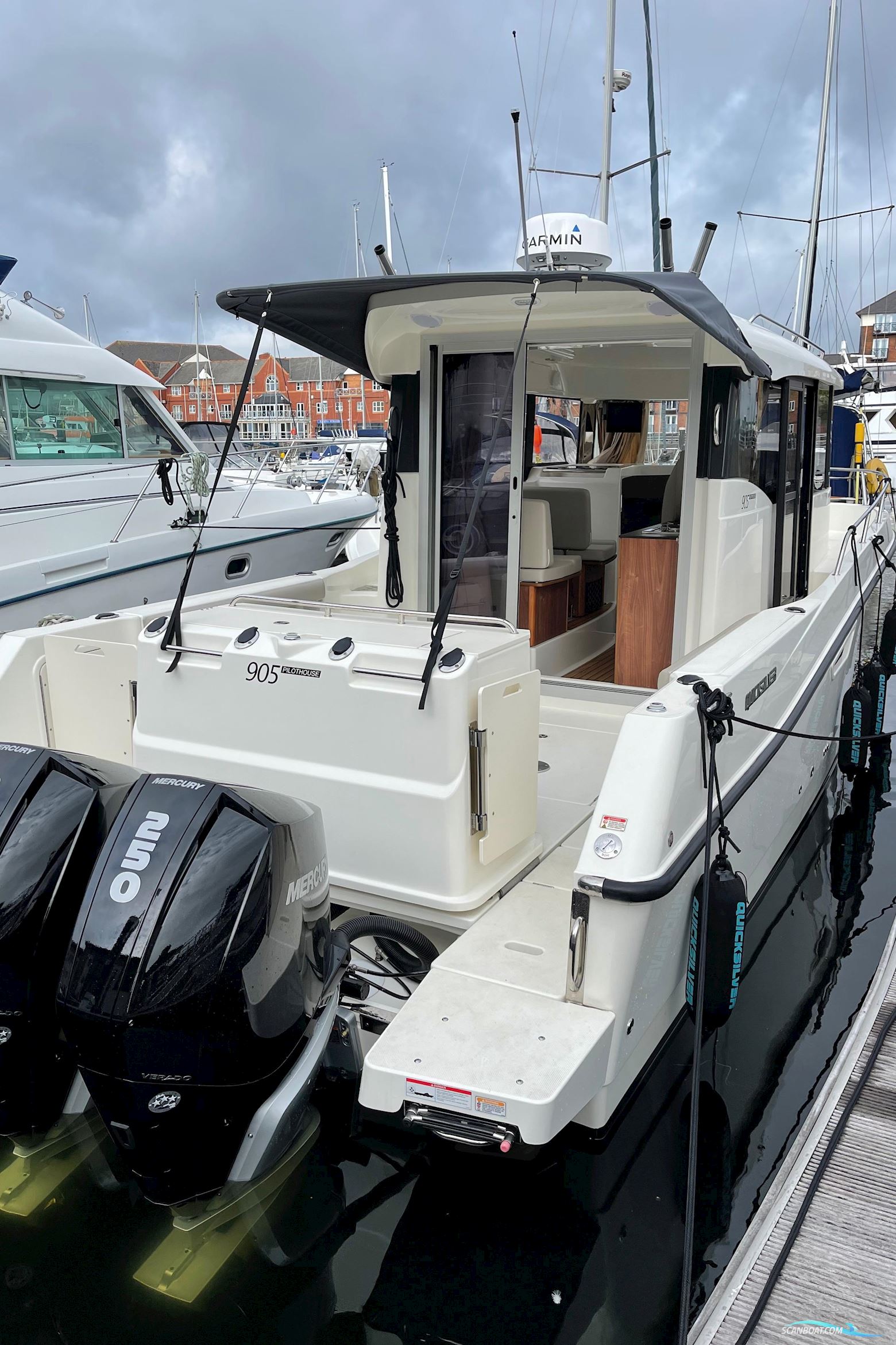 Quicksilver 905 Pilothouse