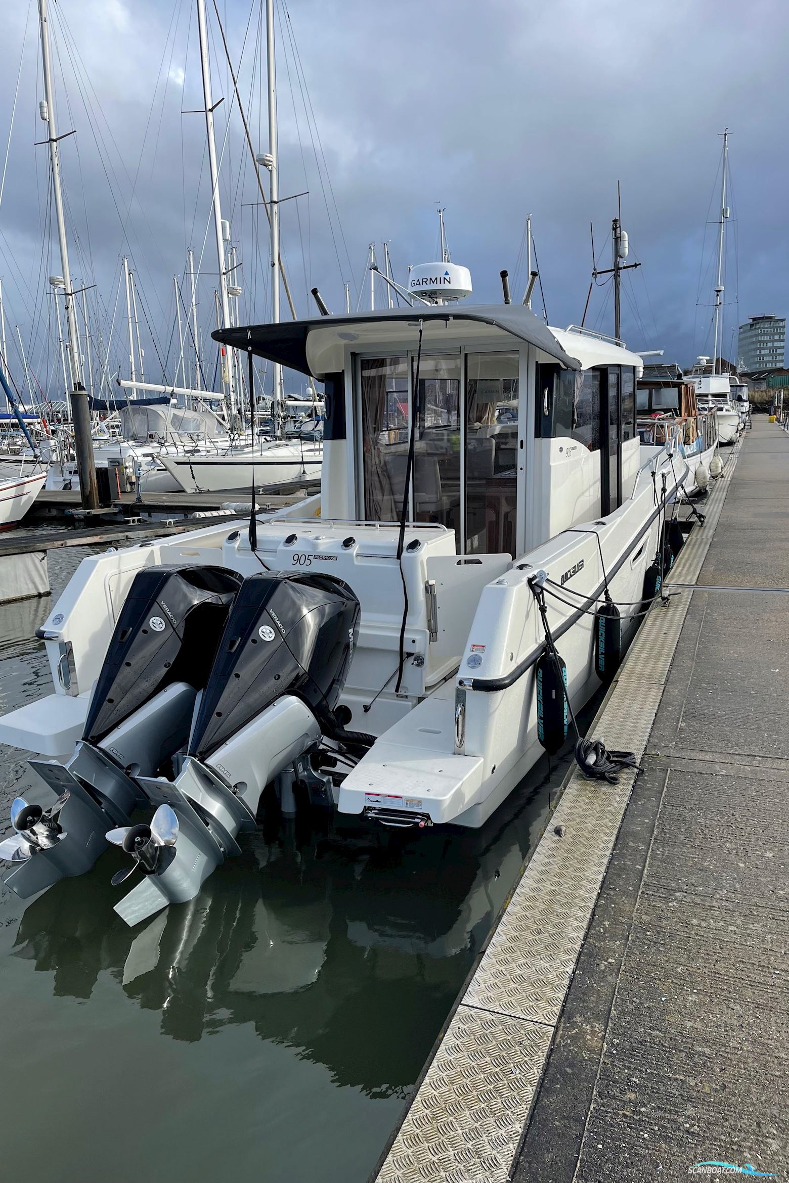 Quicksilver 905 Pilothouse