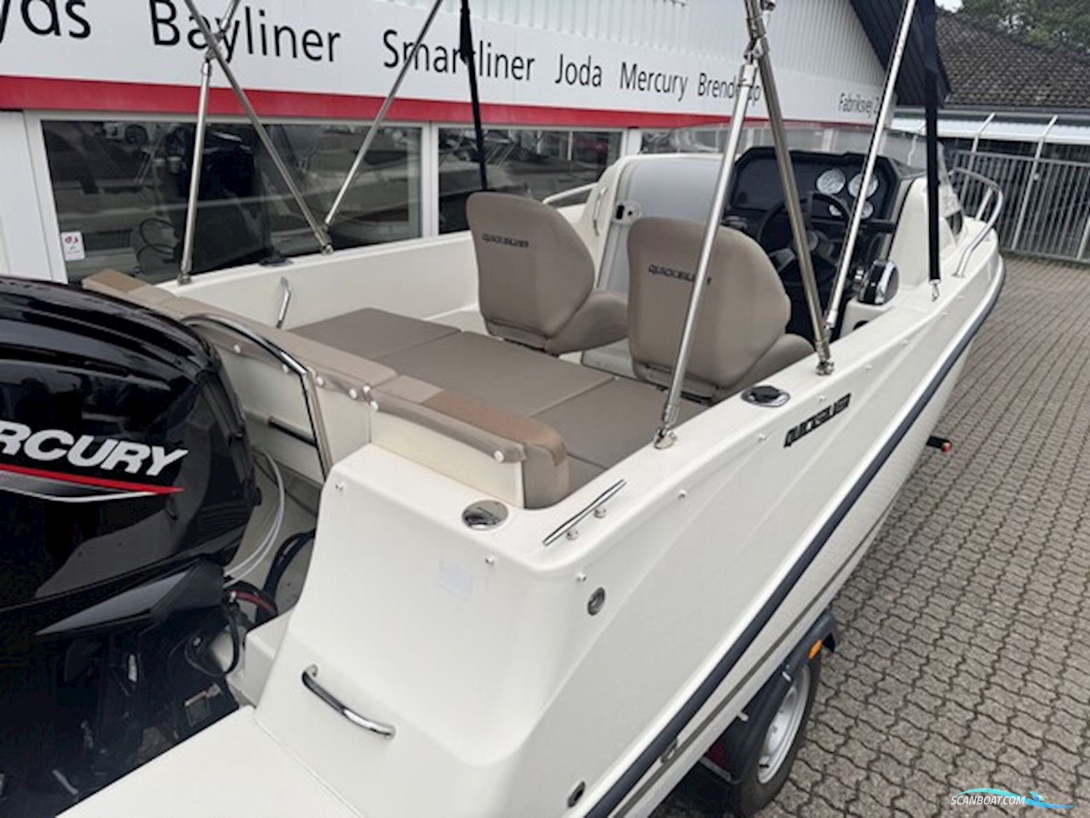 Quicksilver Activ 505 Cabin Med 100 hk Mercury-Efi 4 Takt CT 2,1L og 1300 kg Brenderup Bådtrailer