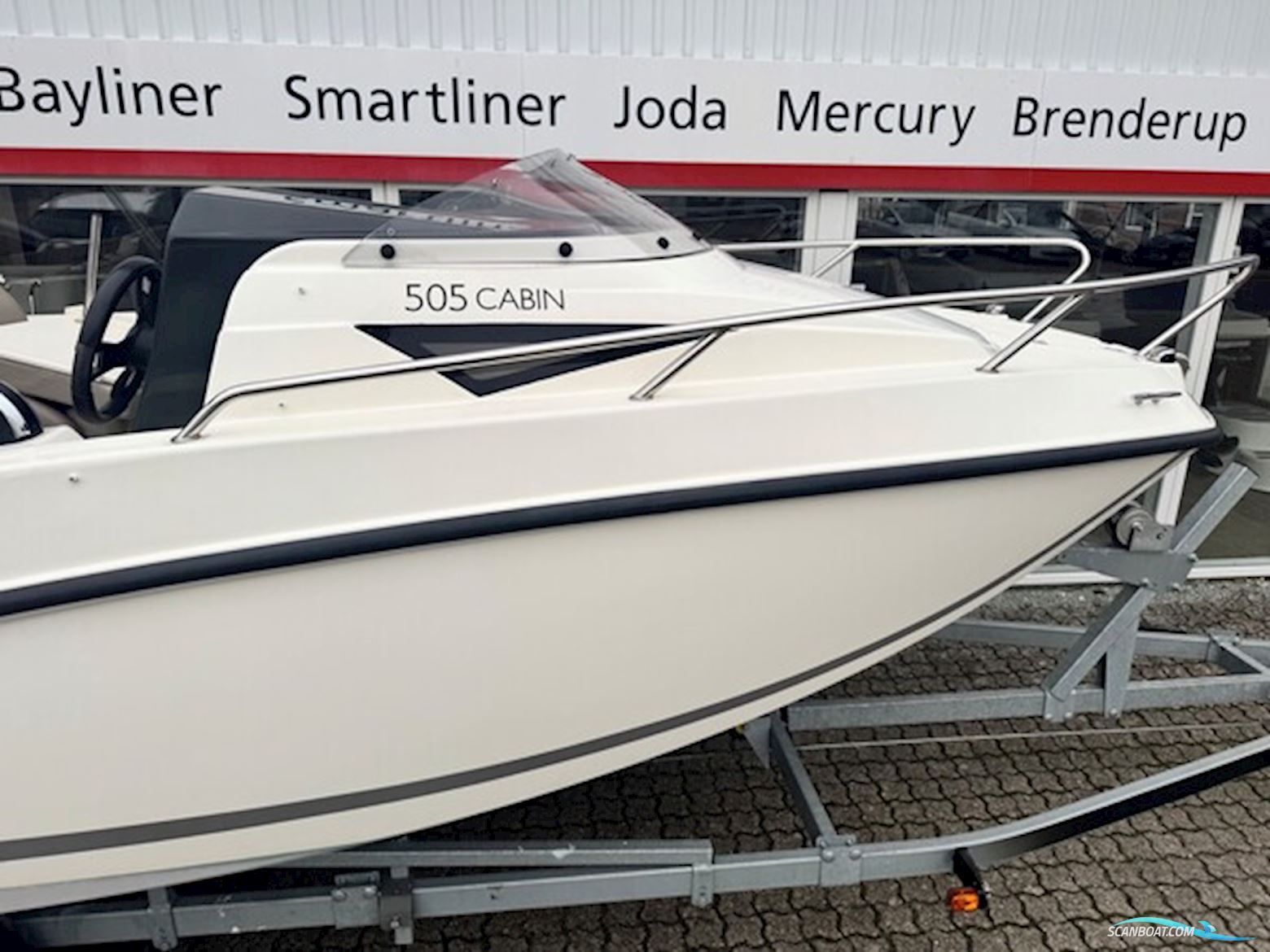 Quicksilver Activ 505 Cabin Med 100 hk Mercury-Efi 4 Takt CT 2,1L og 1300 kg Brenderup Bådtrailer