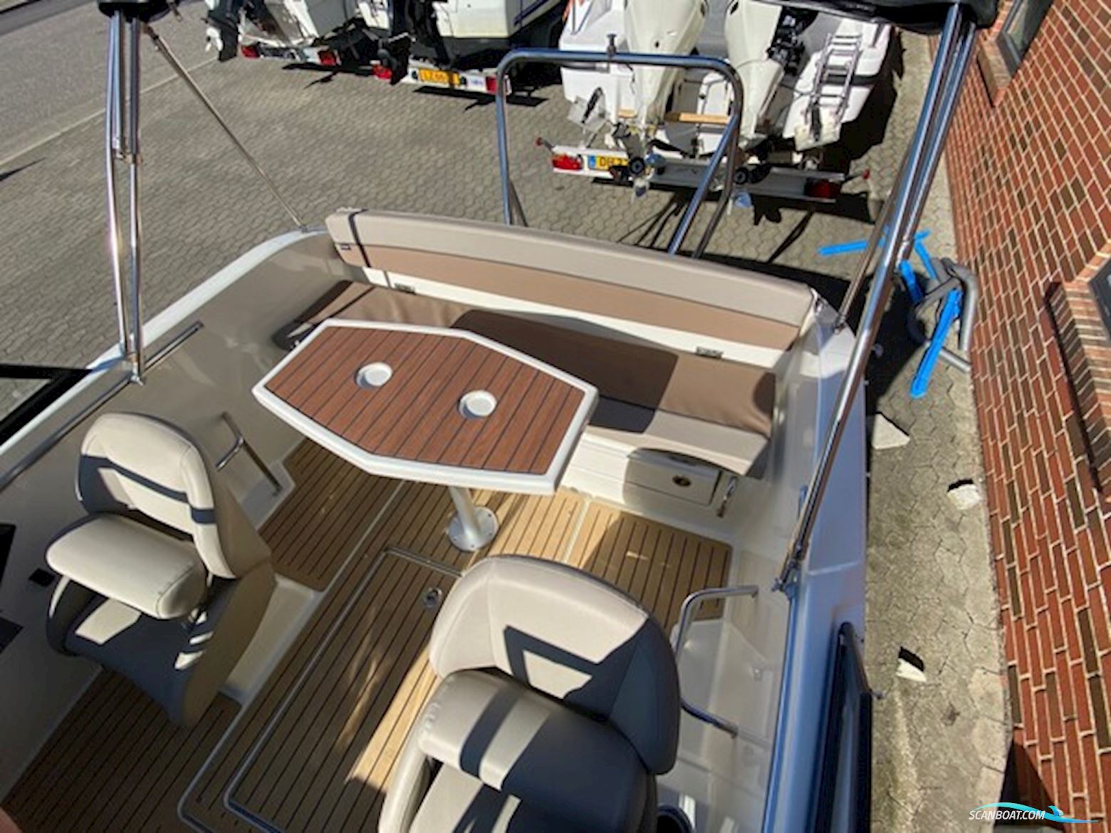 Quicksilver Activ 555 Bowrider m/Mercury F80 hk Efi 4-Takt - Jubilæumspris !