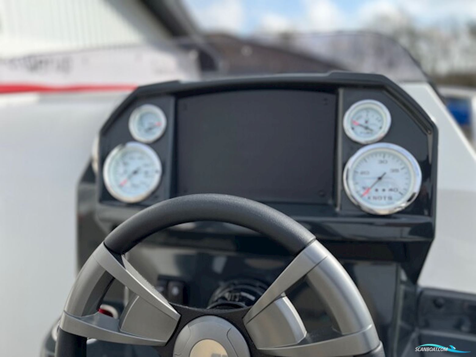 Quicksilver Activ 555 Cabin med 100 hk Mercury-EFI 4 takt 2,1L - INKL. EKSTRAUDSTYR