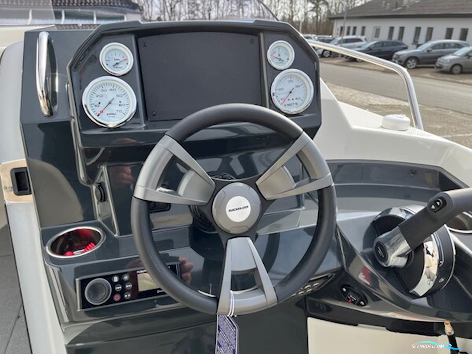 Quicksilver Activ 555 Cabin med 100 hk Mercury-EFI 4 takt 2,1L - INKL. EKSTRAUDSTYR