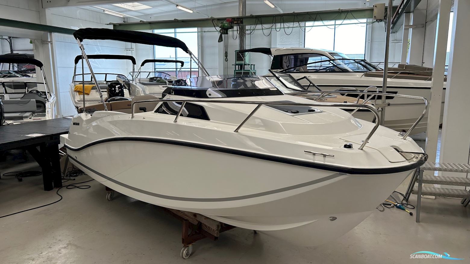 Quicksilver Activ 555 Cabin