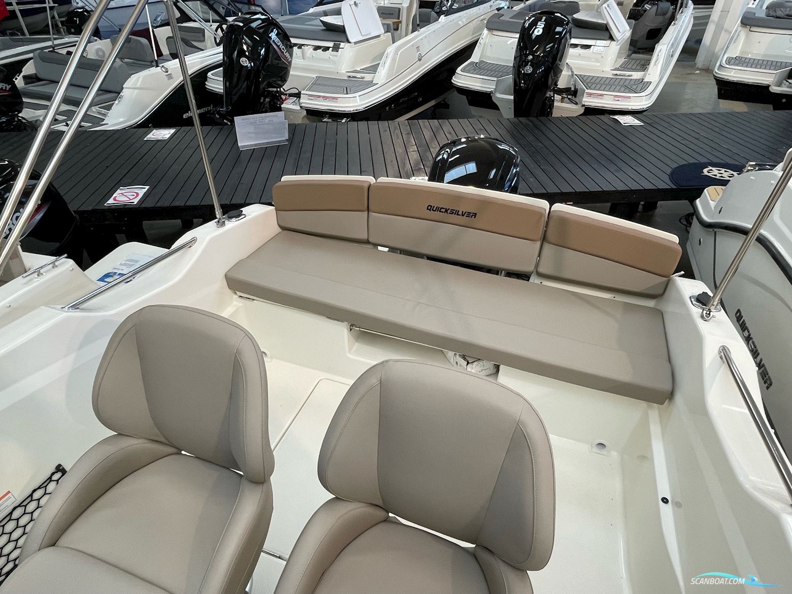 Quicksilver Activ 555 Cabin