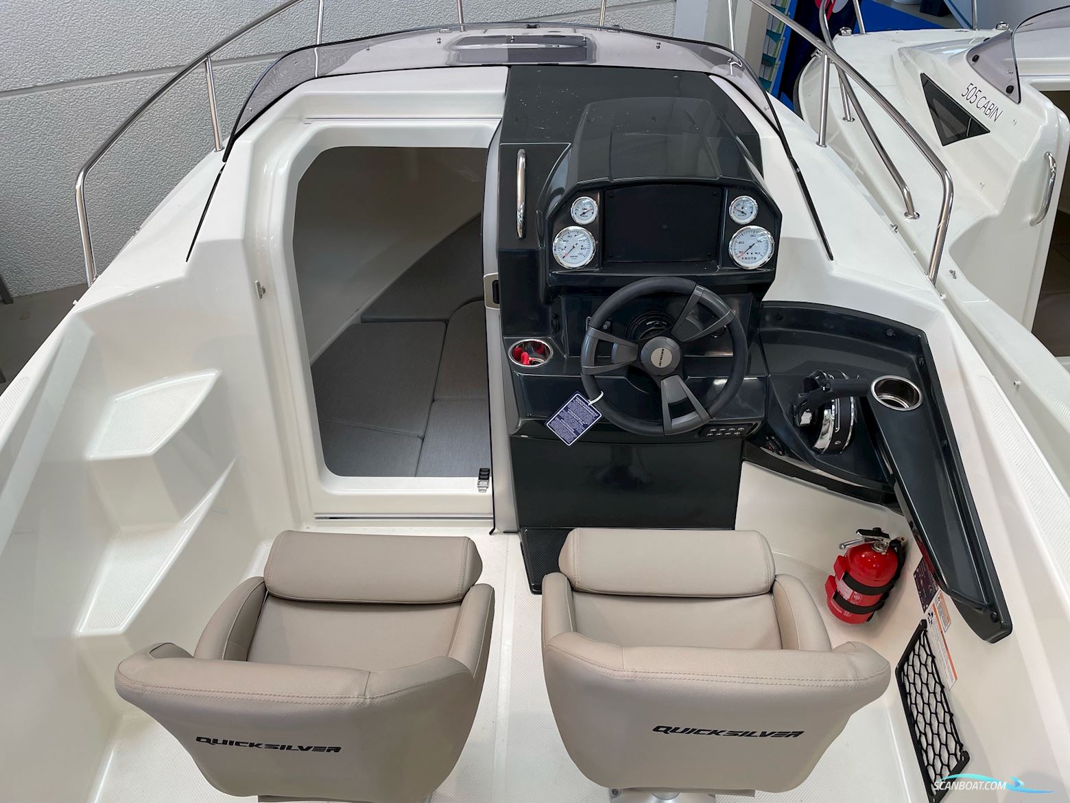 Quicksilver Activ 555 Cabin