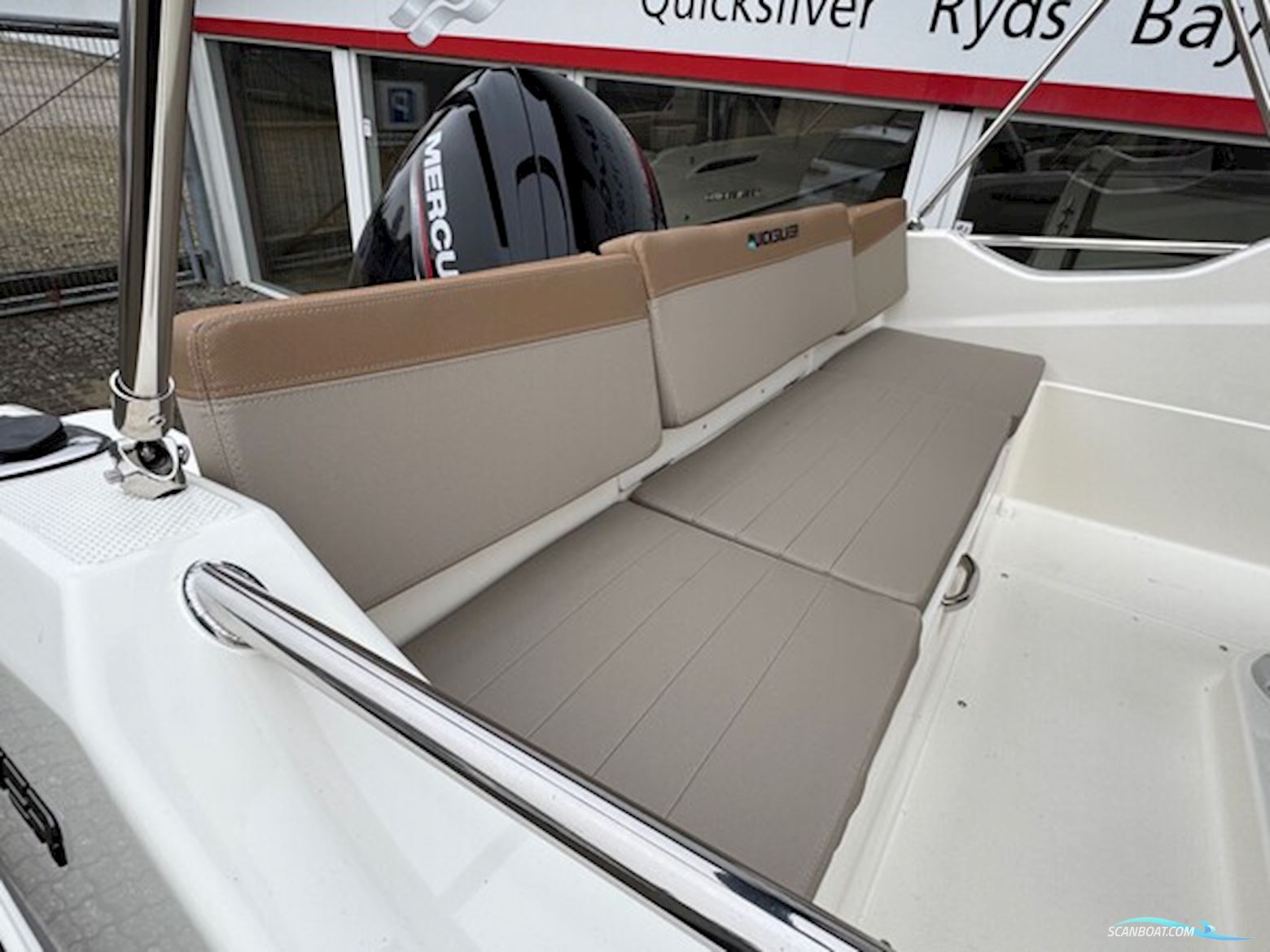 Quicksilver Activ 555 Open Med 100 hk Mercury-Efi CT 4 Takt Med Flot Udstyr