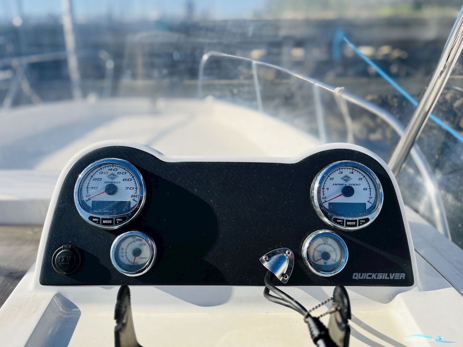 Quicksilver Activ 675 Sundeck