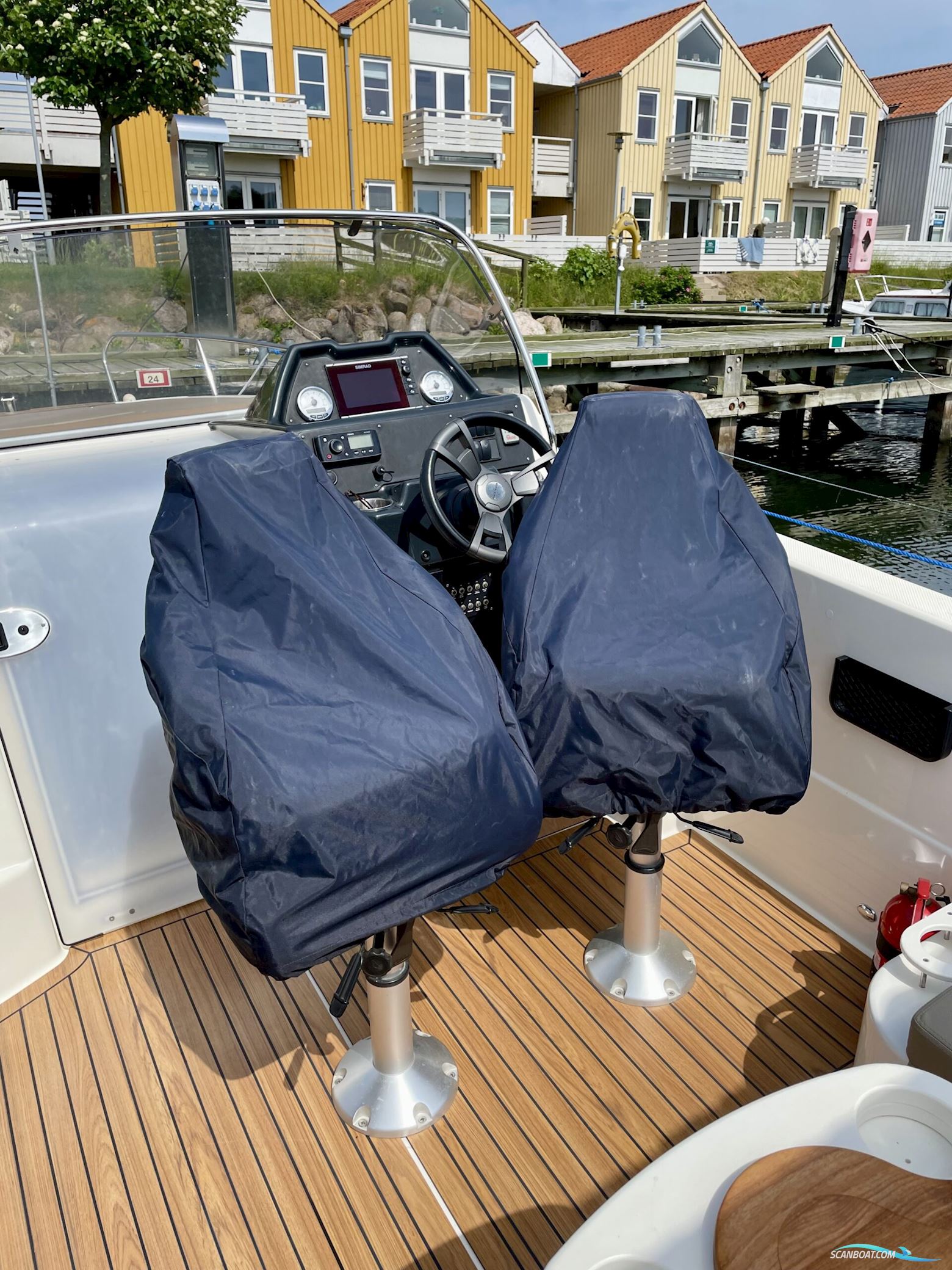 Quicksilver Activ 755 Sundeck