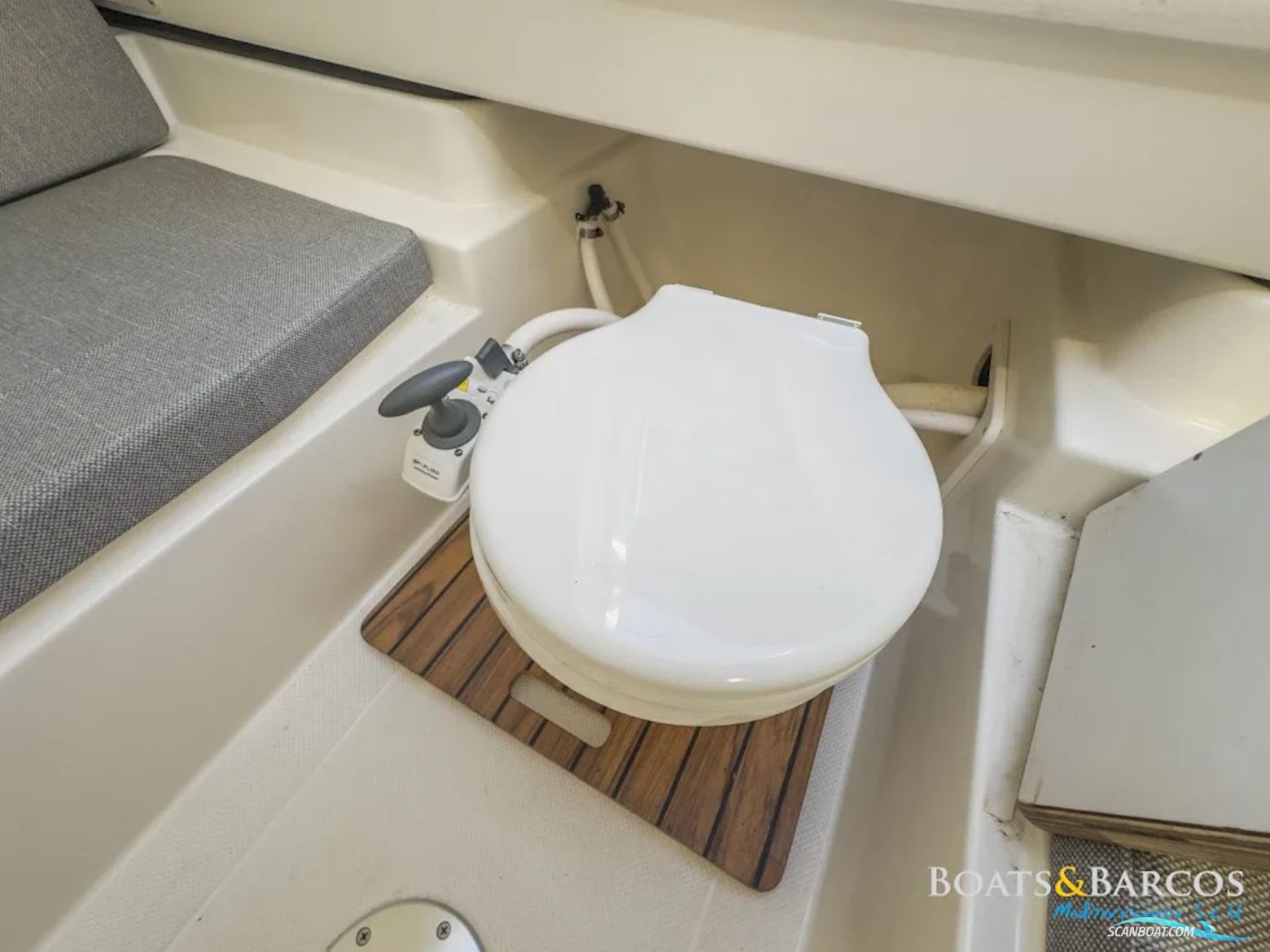 Quicksilver Activ 755 Sundeck