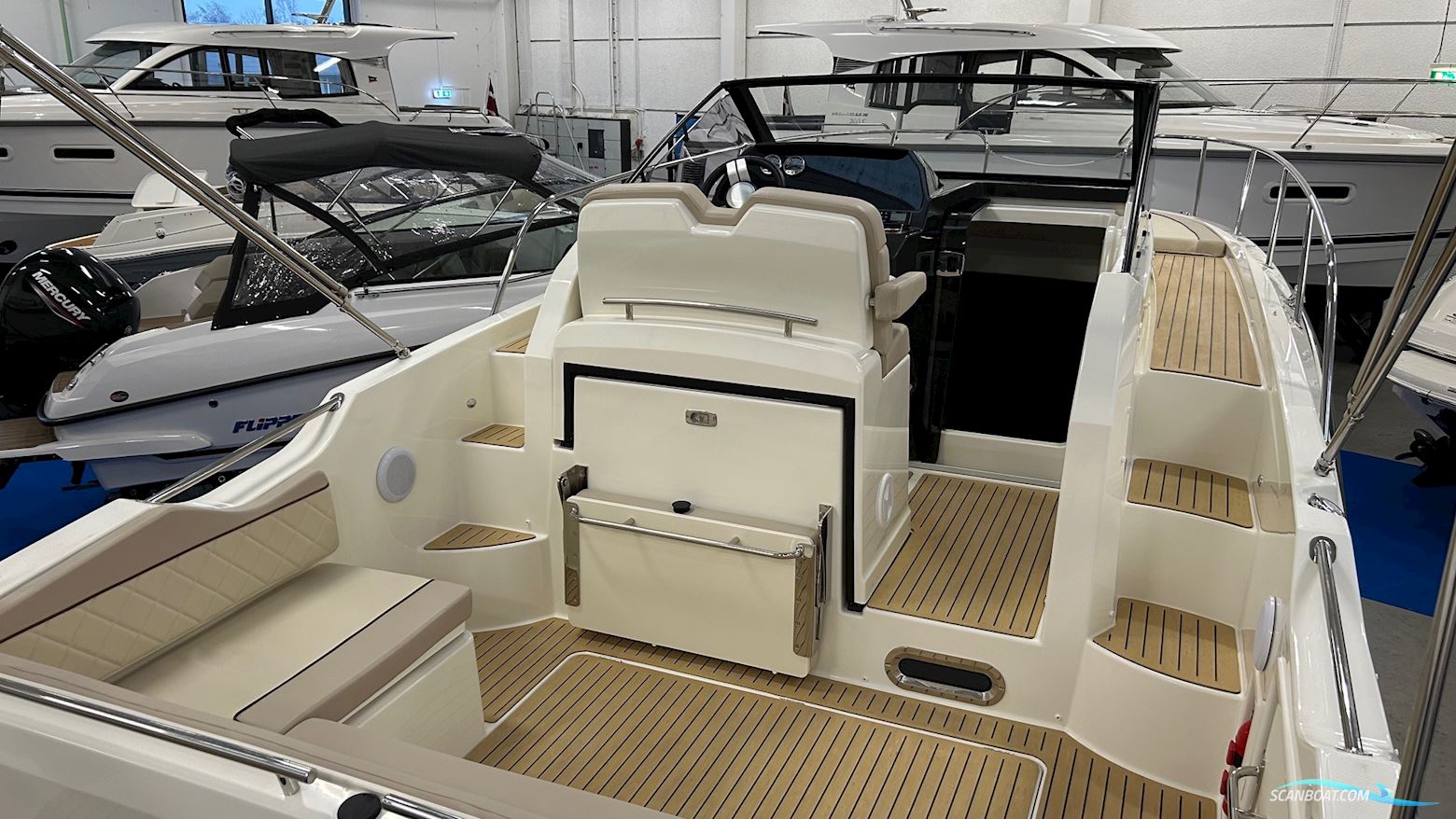 Quicksilver Activ 875 Sundeck