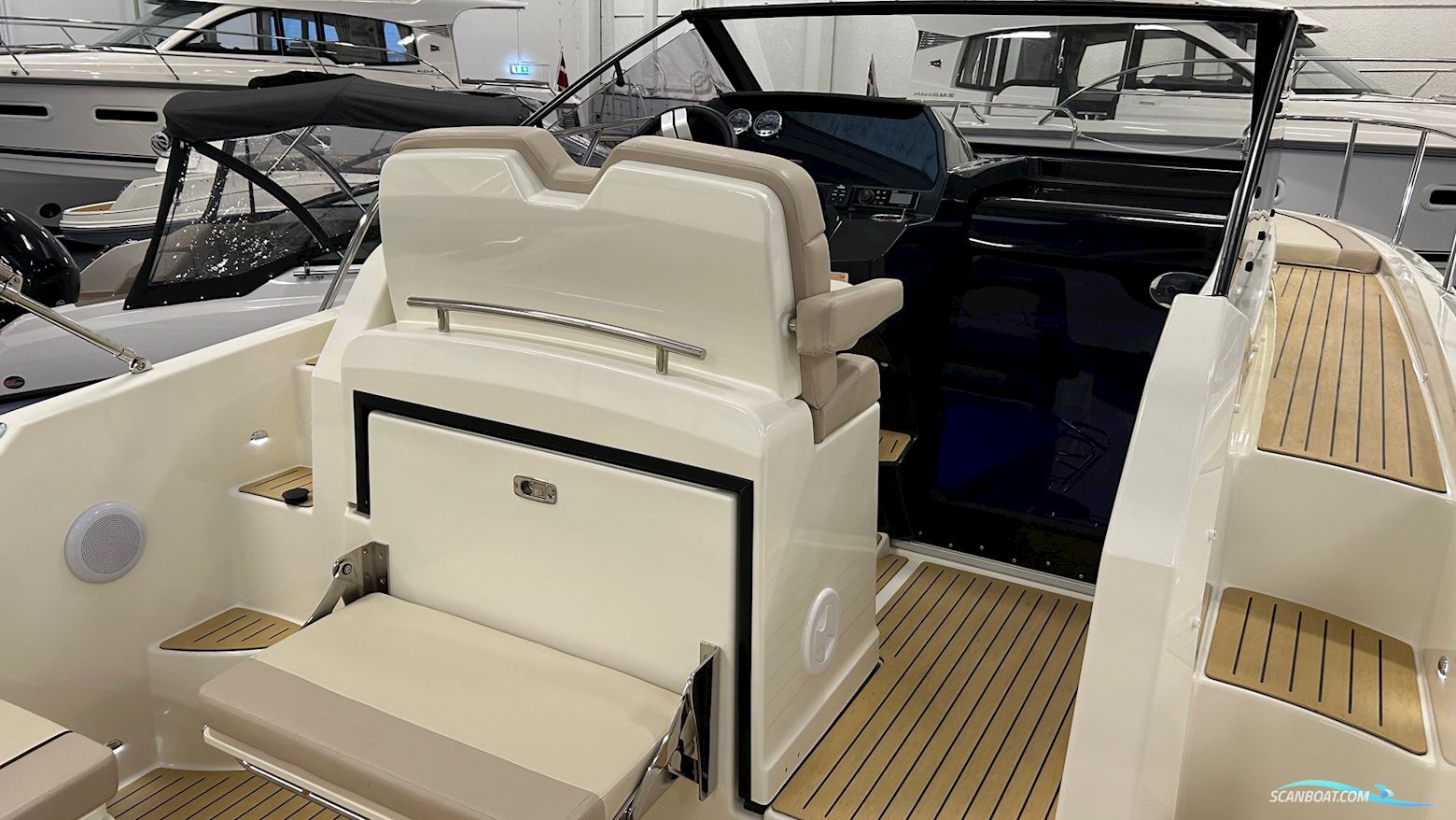 Quicksilver Activ 875 Sundeck