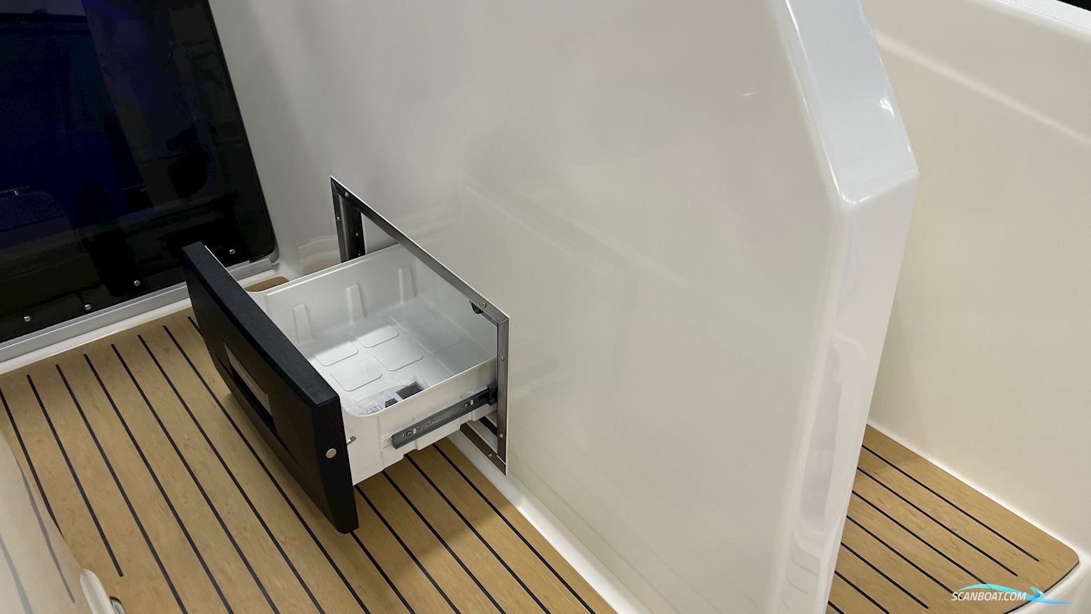 Quicksilver Activ 875 Sundeck