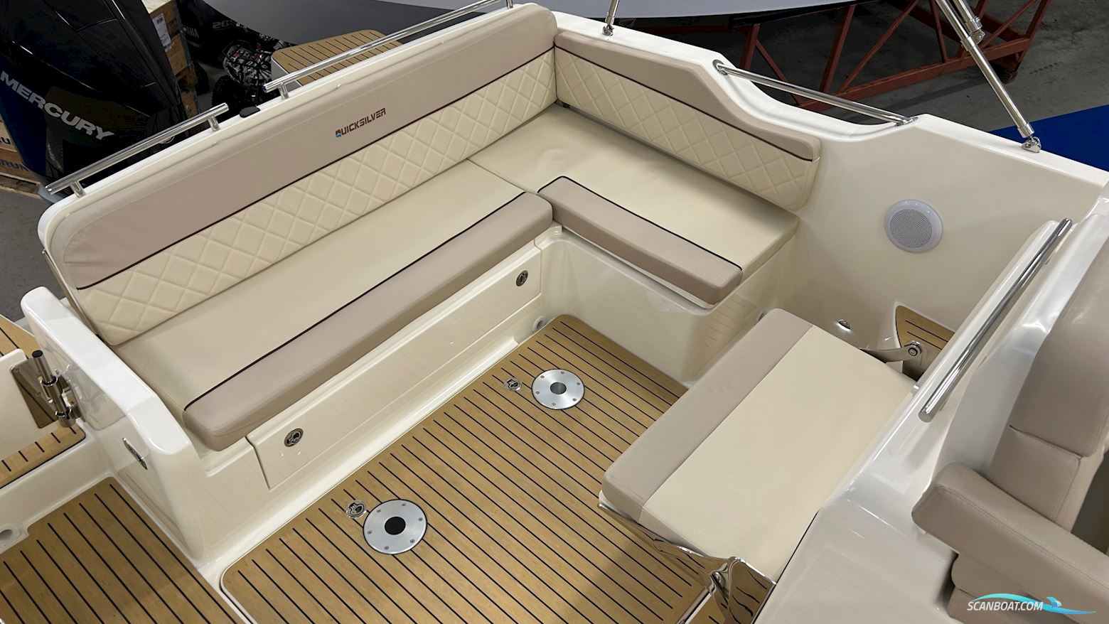 Quicksilver Activ 875 Sundeck