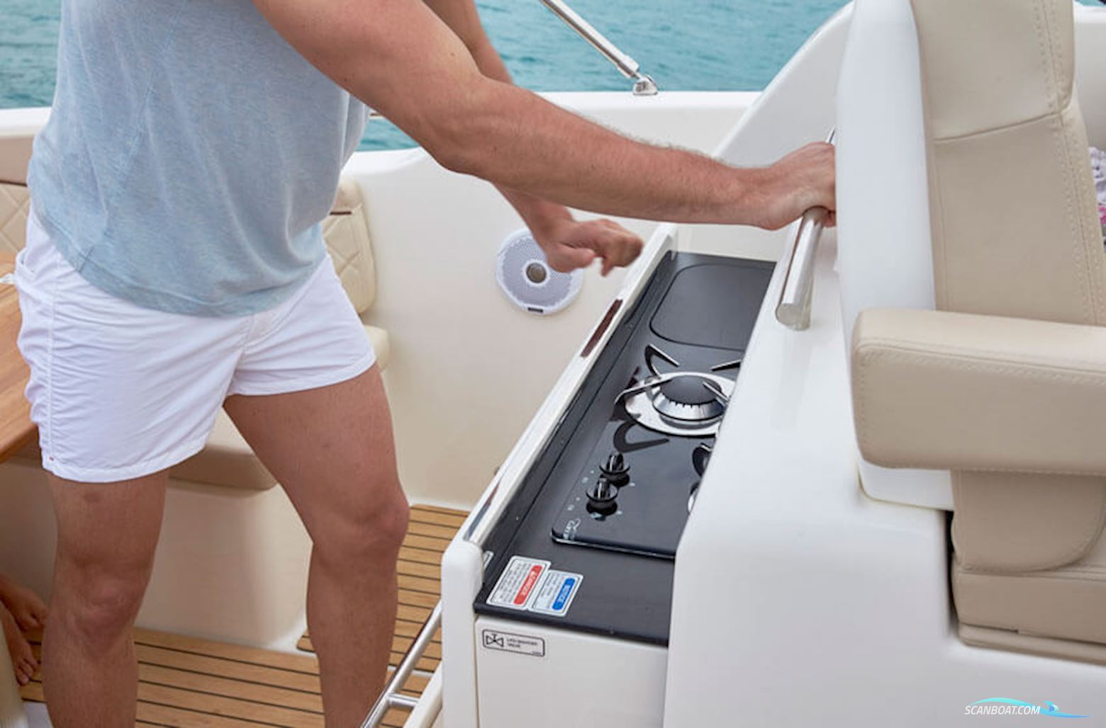 Quicksilver Activ 875 Sundeck