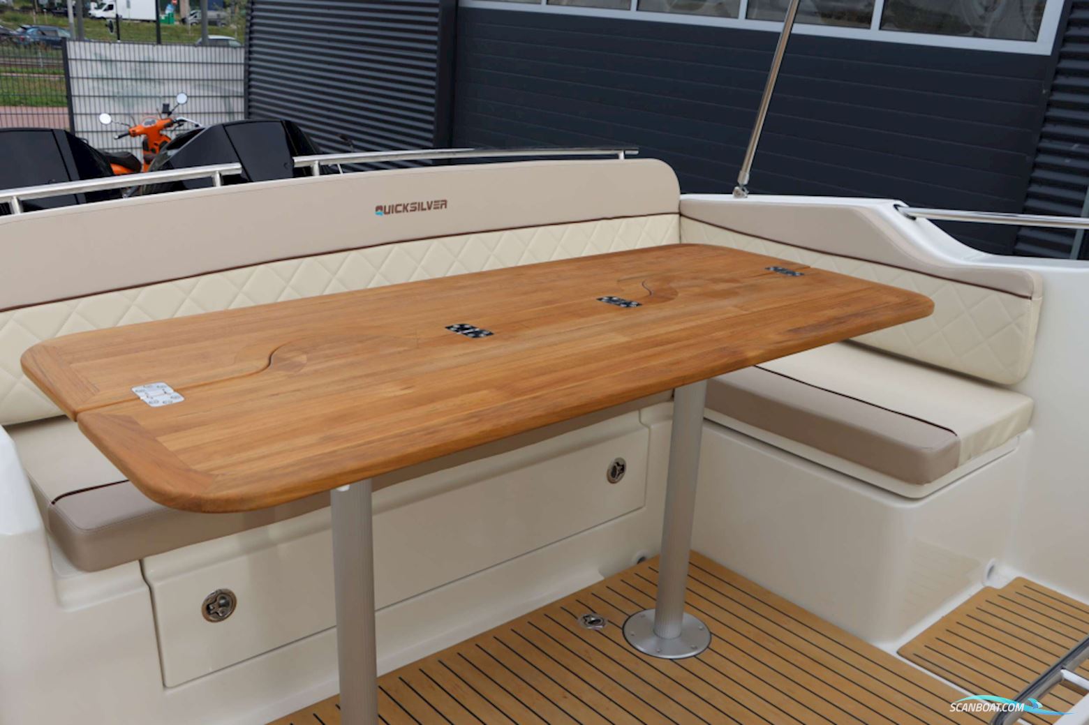 Quicksilver Activ 875 Sundeck