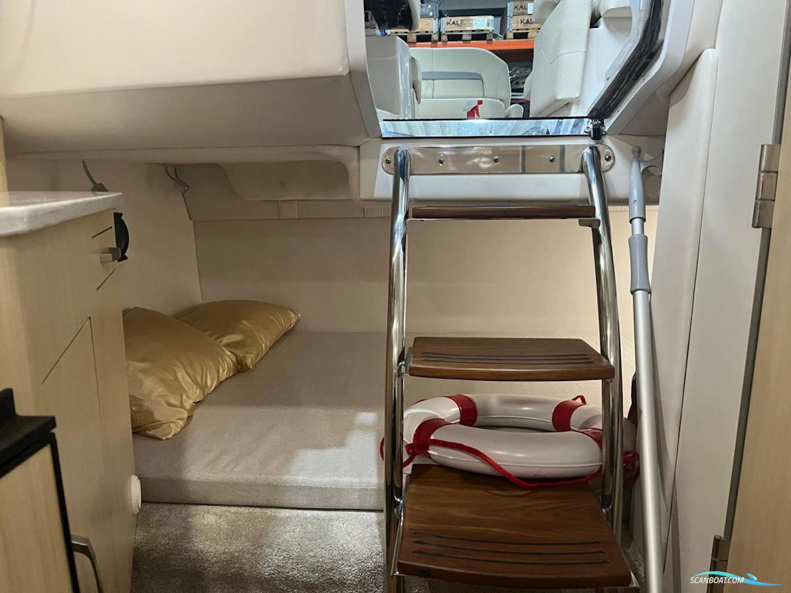 Regal 26 Express Cruiser