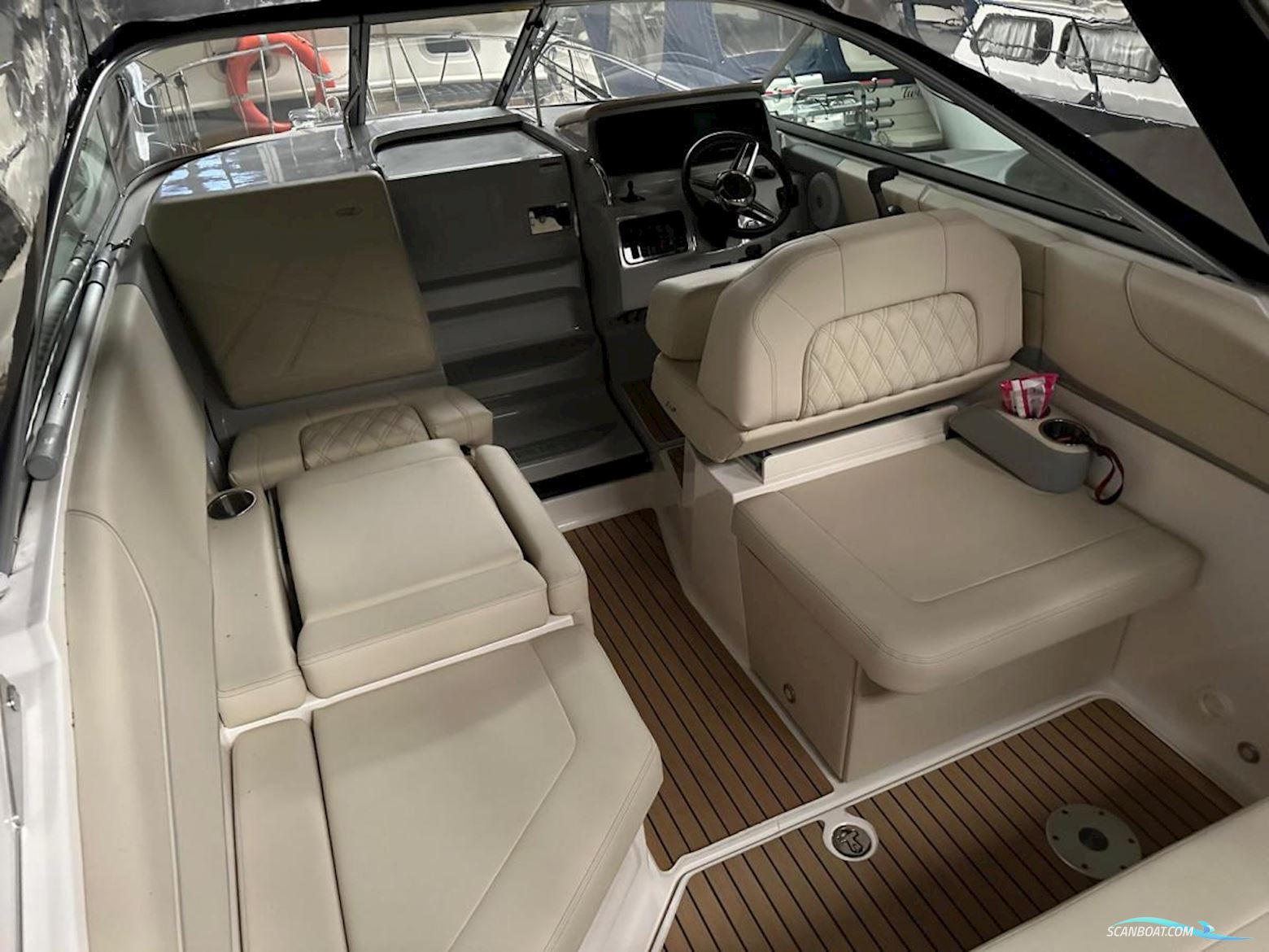 Regal 26 Express Cruiser