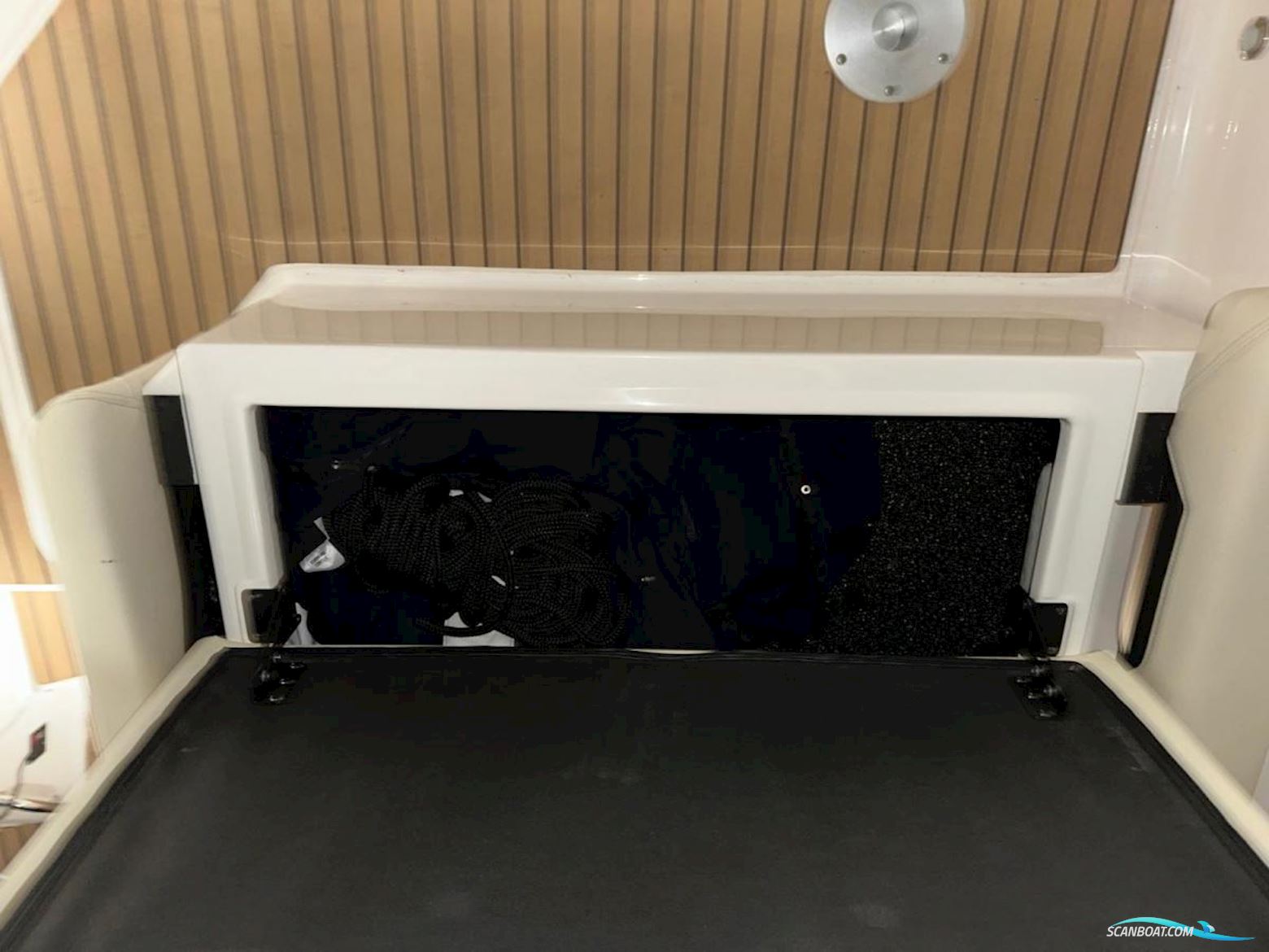 Regal 26 Express Cruiser