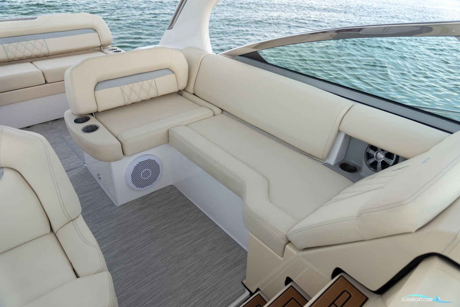 Regal 33X Premium Cruiser