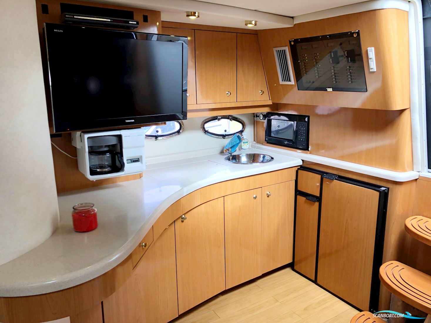 Regal 4160 Commodore