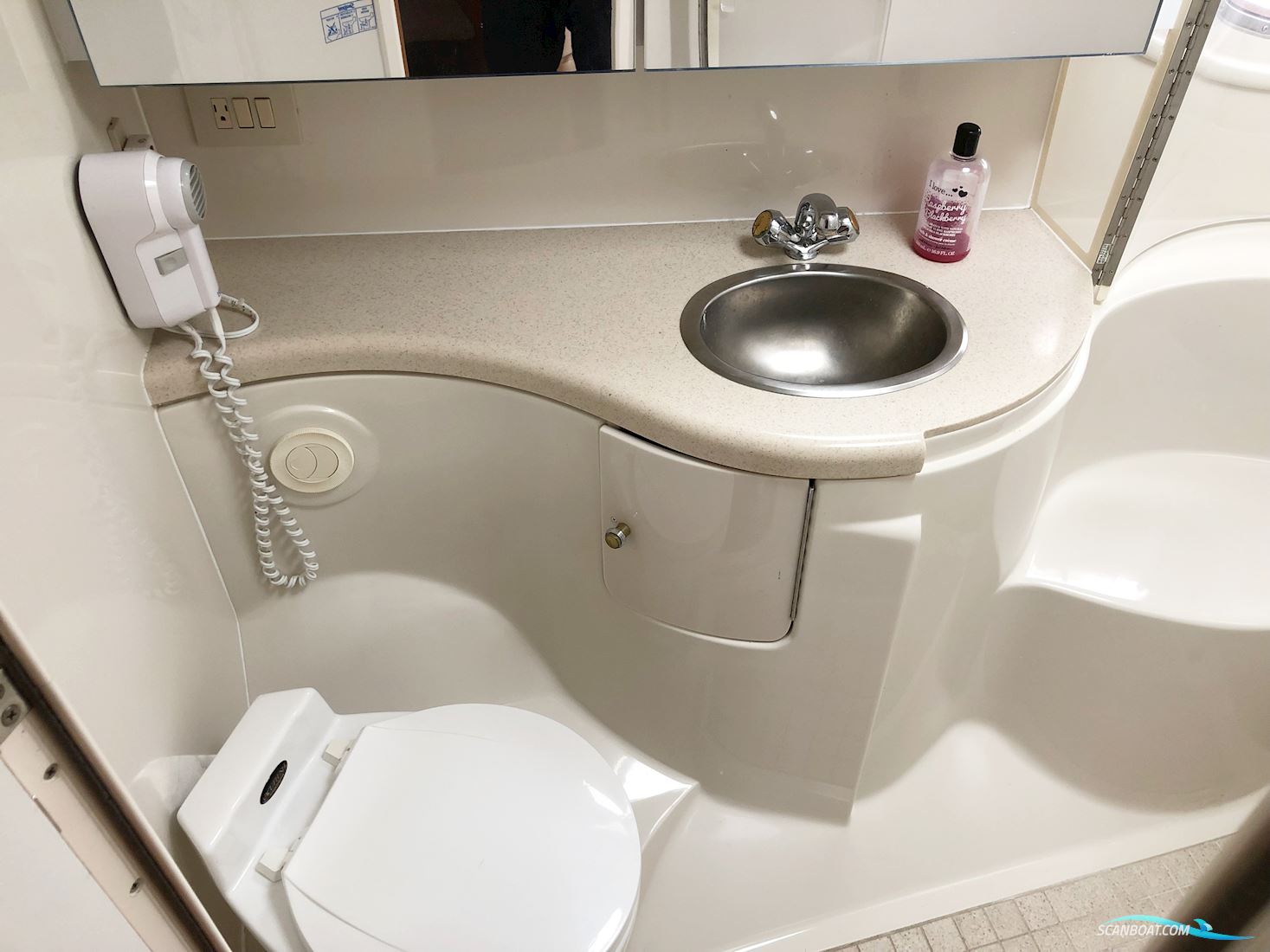 Regal 4160 Commodore