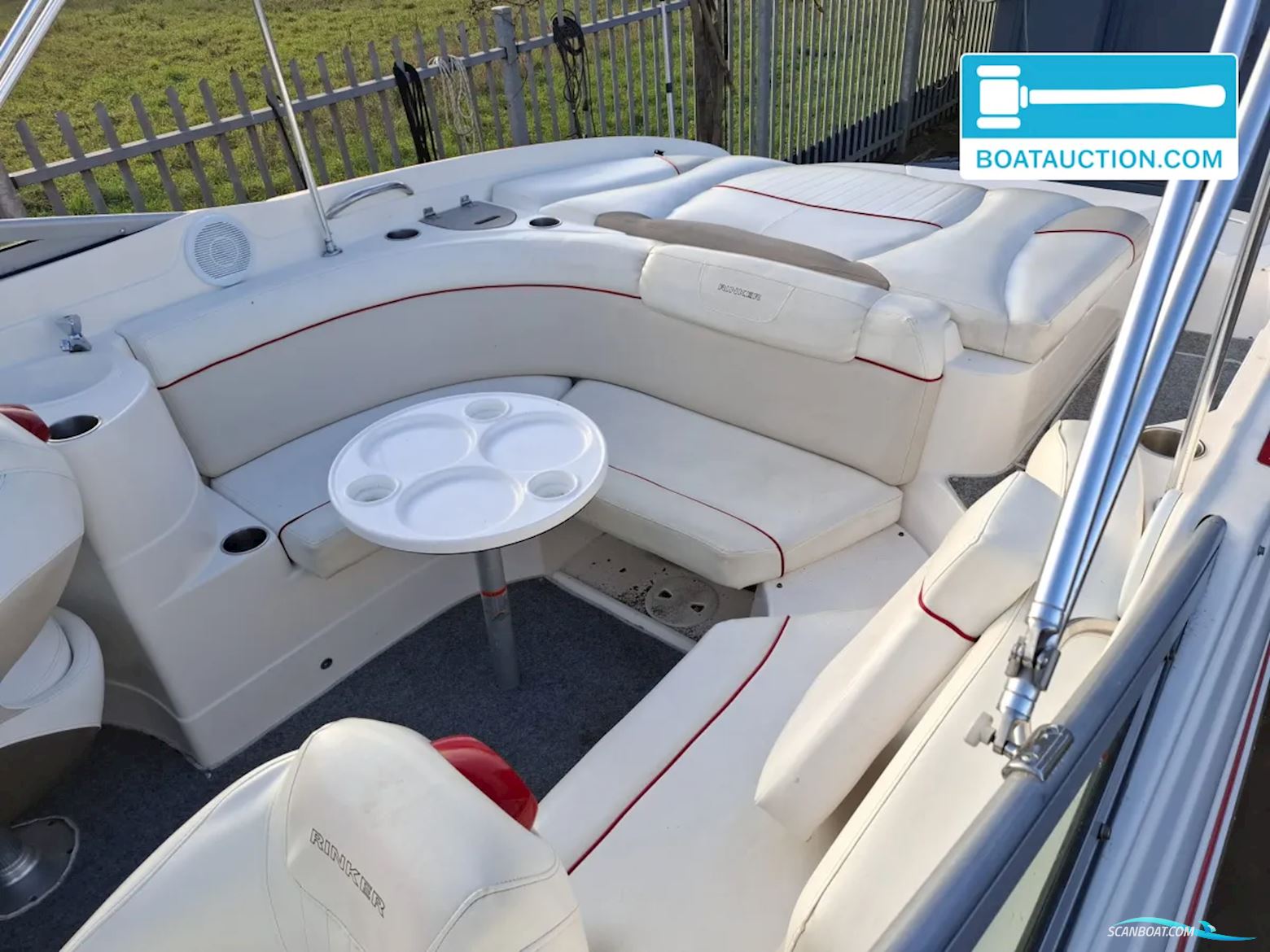Rinker 246 Captiva Cuddy