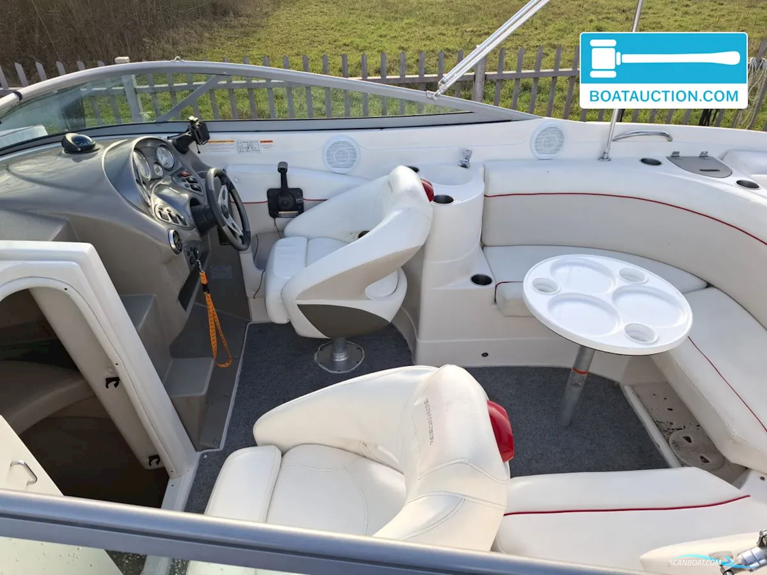 Rinker 246 Captiva Cuddy