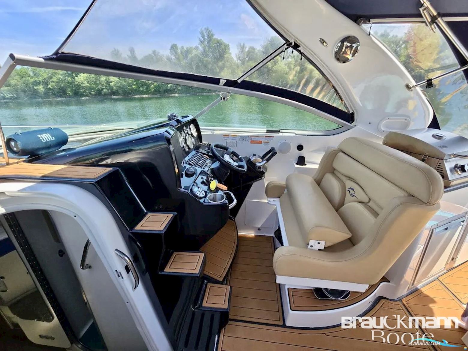 Rinker 310 Express Cruiser